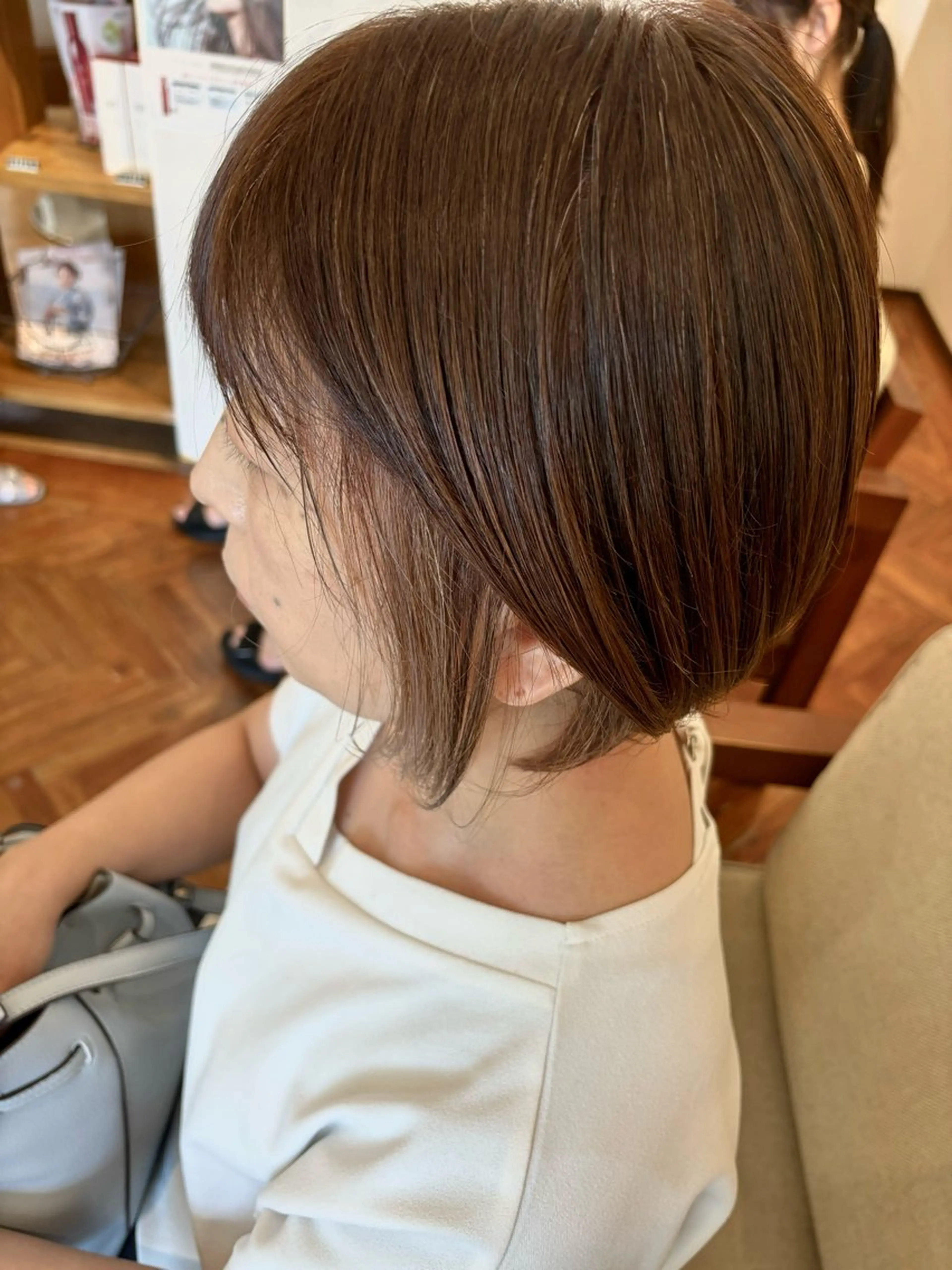 ショート カラー ベージュカラー イヤリングカラー イルミナカラー ミルクティーベージュ ボブ comfy(コンフィー)所属・秋山知穂ショート/ 縮毛矯正はお任せ🧸のヘアスタイル