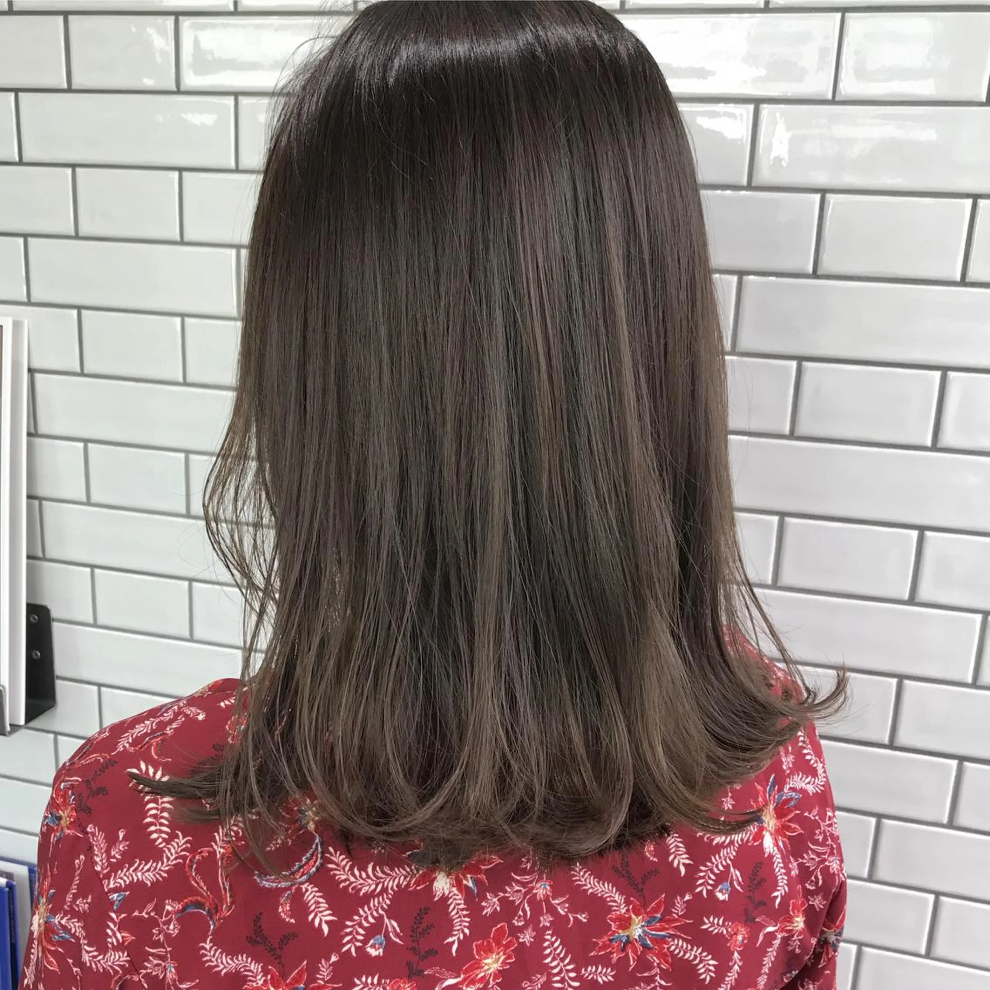 ミディアム カラー レイヤー　べージュ 白石研太のヘアスタイル