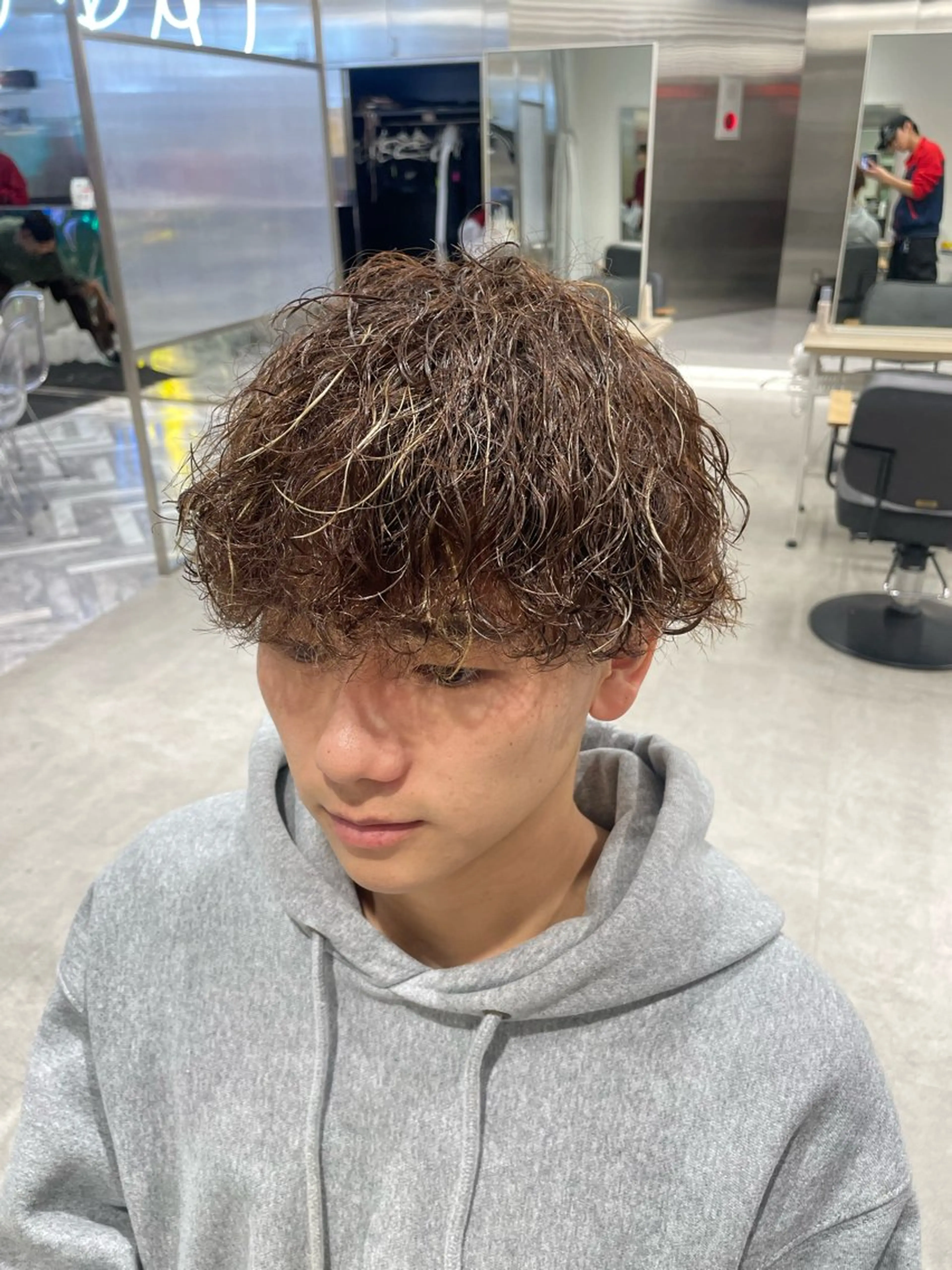 ショート カラー パーマ メンズ メンズパーマ メンズツイストパーマ 波巻きパーマ スパイラルパーマ ツイストパーマ カット ヘアカラー パーマ フェザーショート⚡️ REONのヘアスタイル