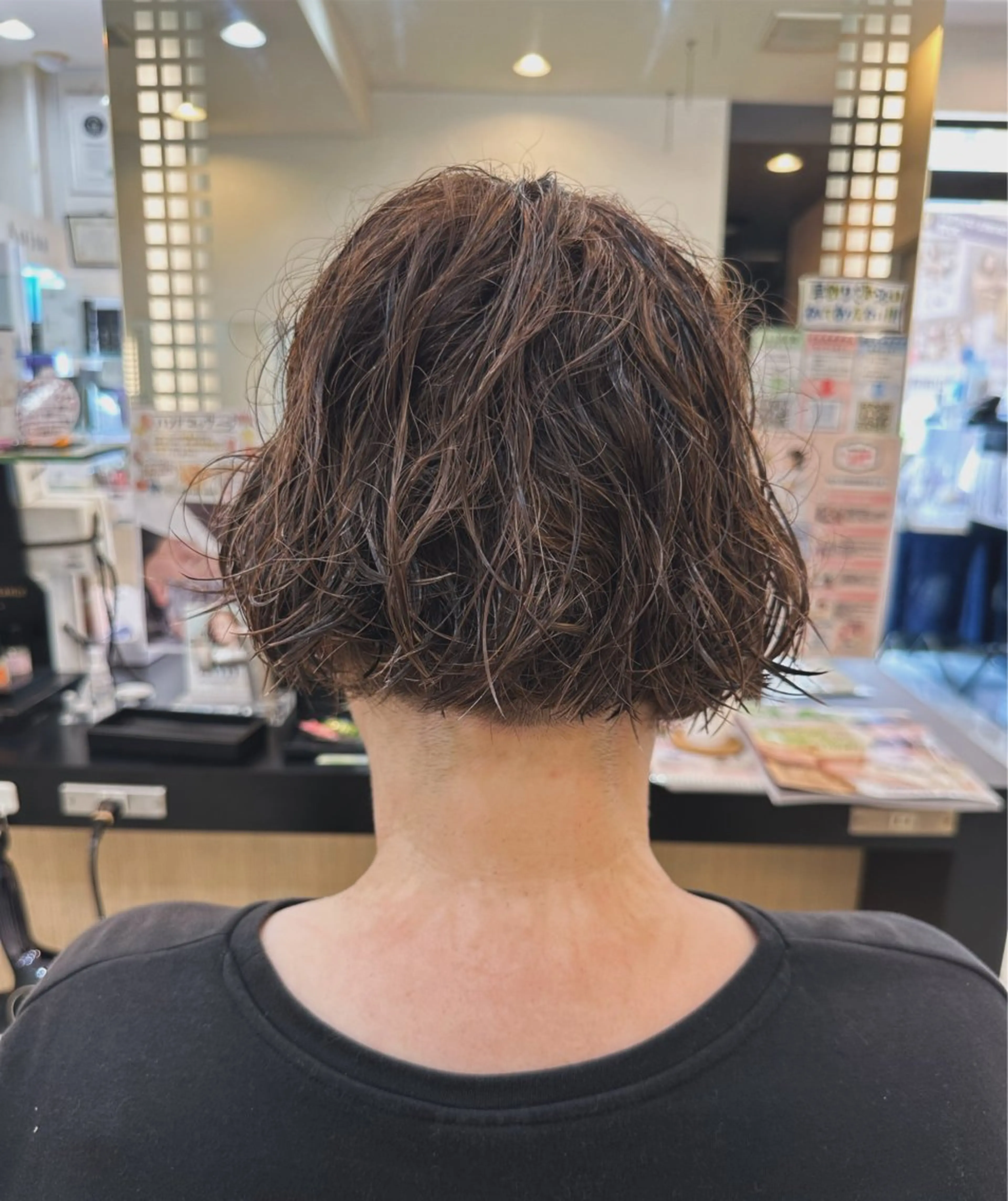 ショート カラー 内田温子大人女性 ハイライト、ボブのヘアスタイル