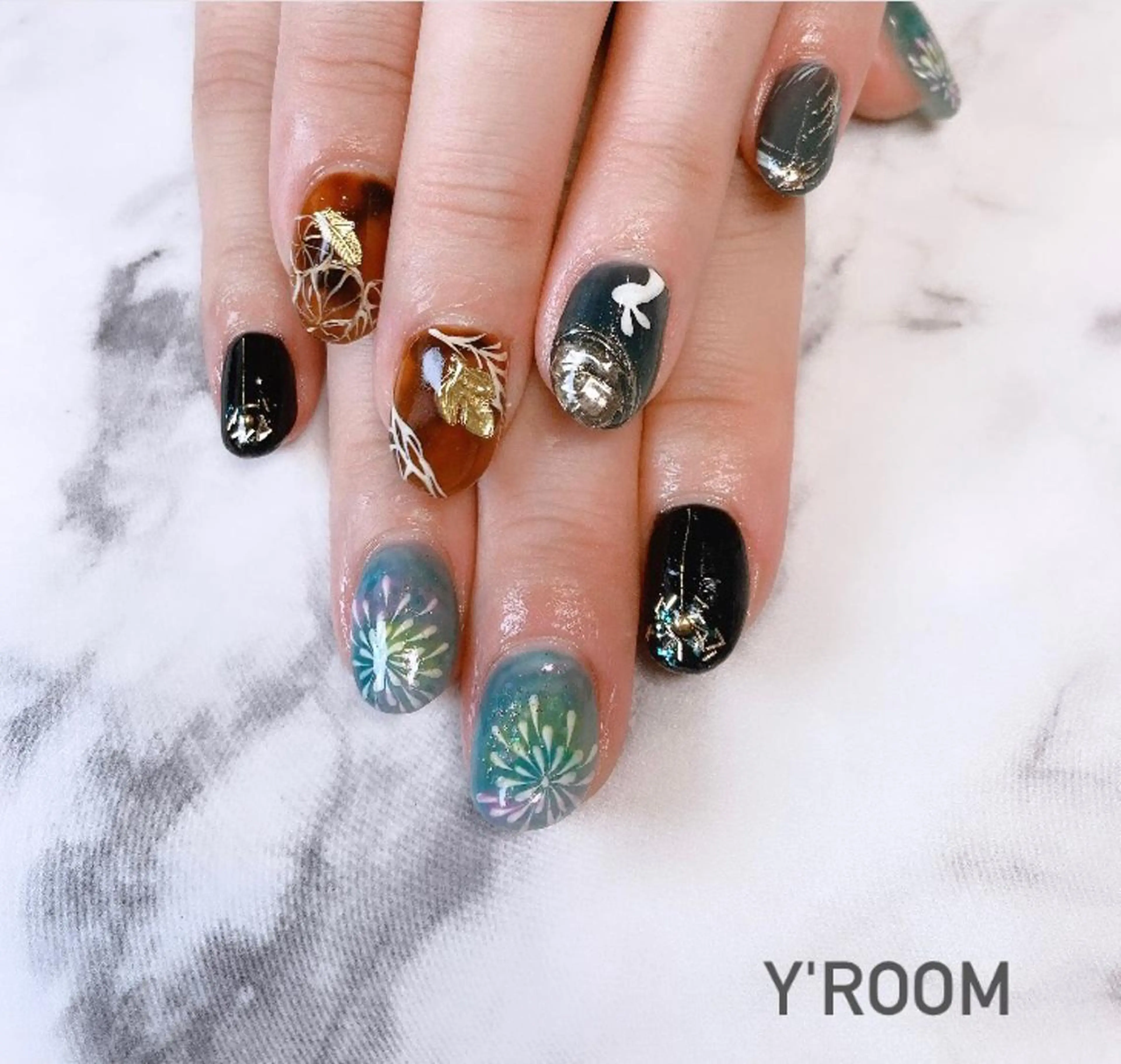 ネイル オーロラネイル フラッシュネイル フットネイル ジェルネイル 氷ネイル・うるうるネイル ハンドネイル YUKA （ネイリスト）のネイルデザイン