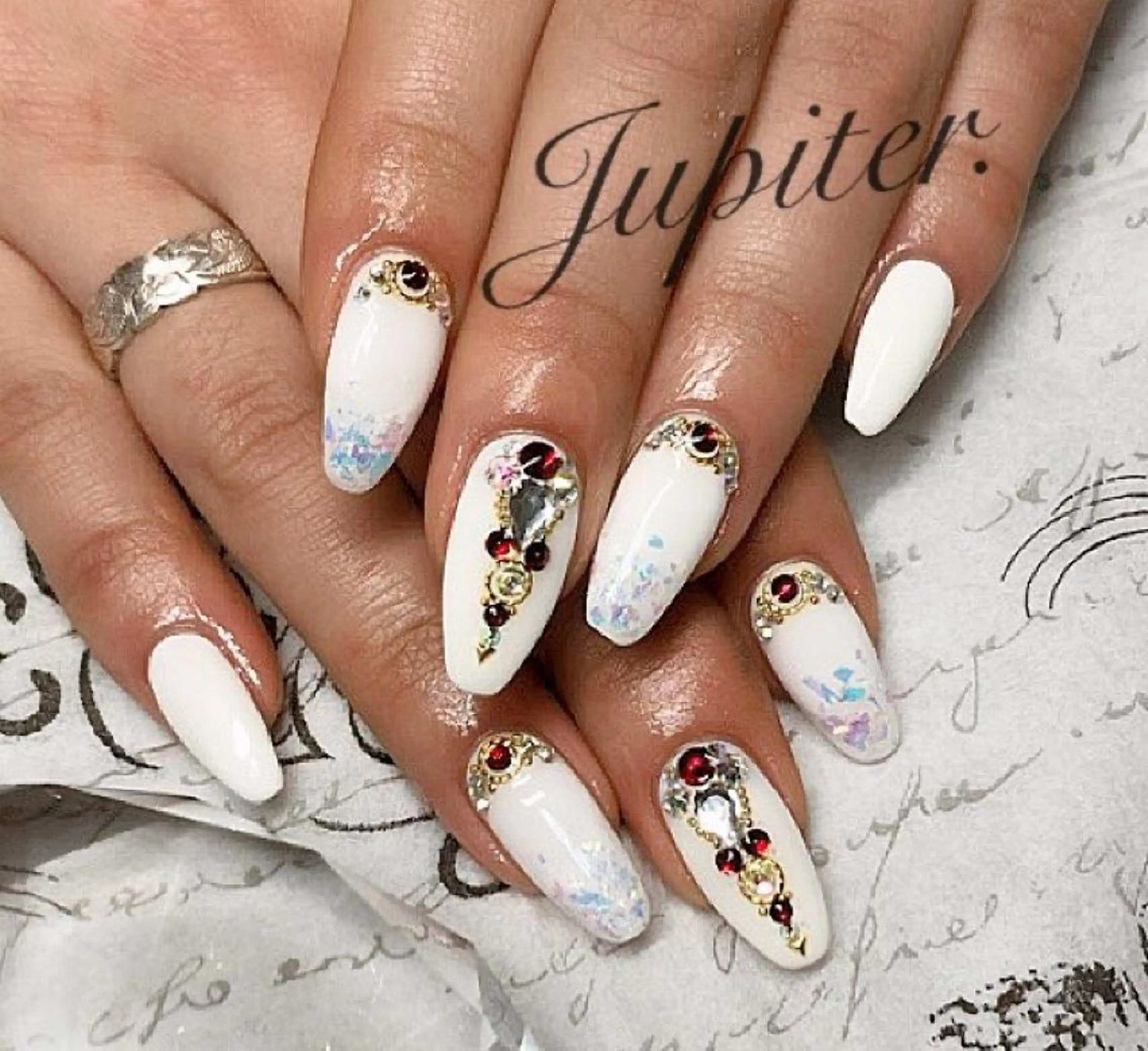 ネイル ストーンネイル ホワイト ハンドネイル Jupiter .のネイルデザイン