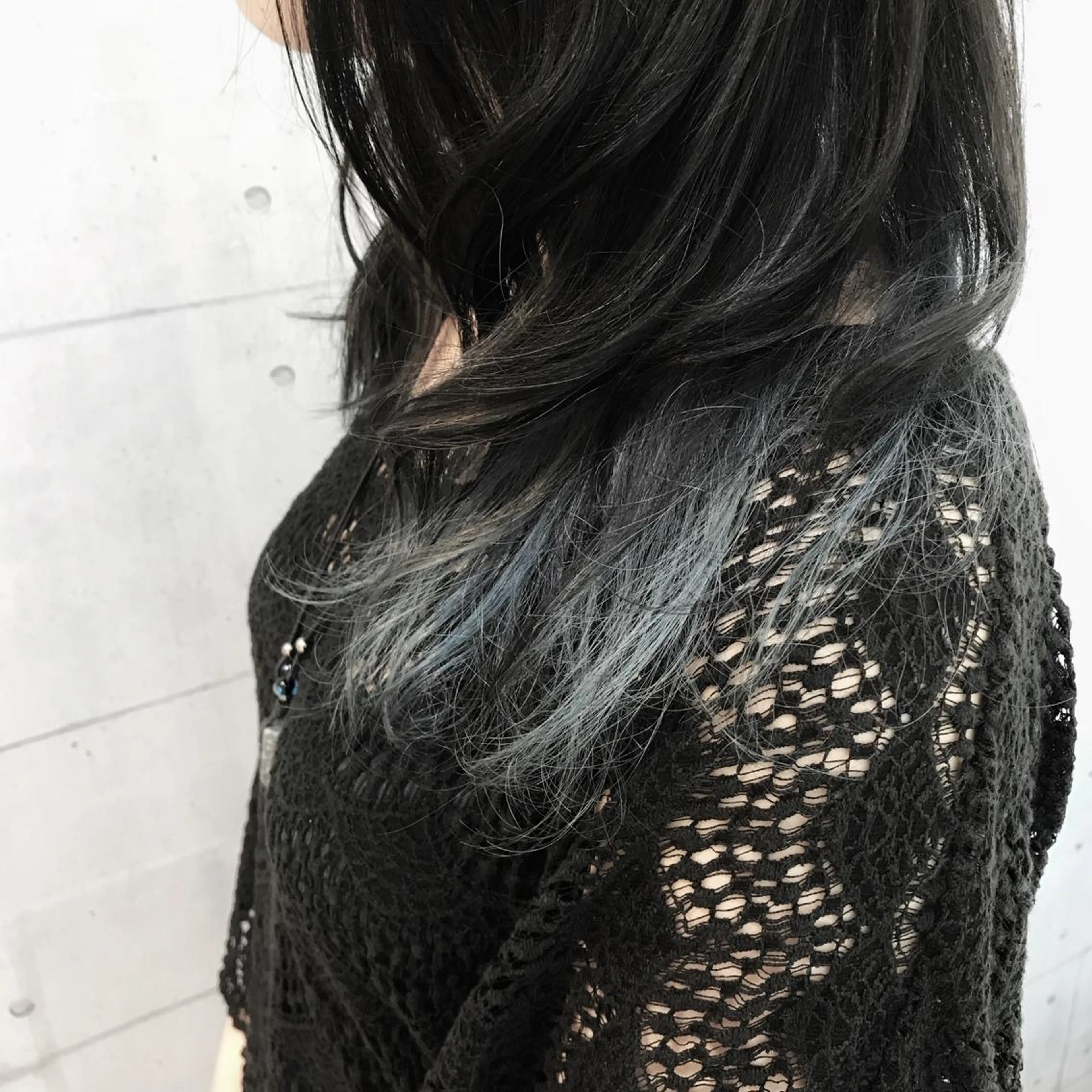 セミロング カラー 黒髪 ブリーチ ブルーカラー ブルーブラック シルバー 高木 麻知子のヘアスタイル