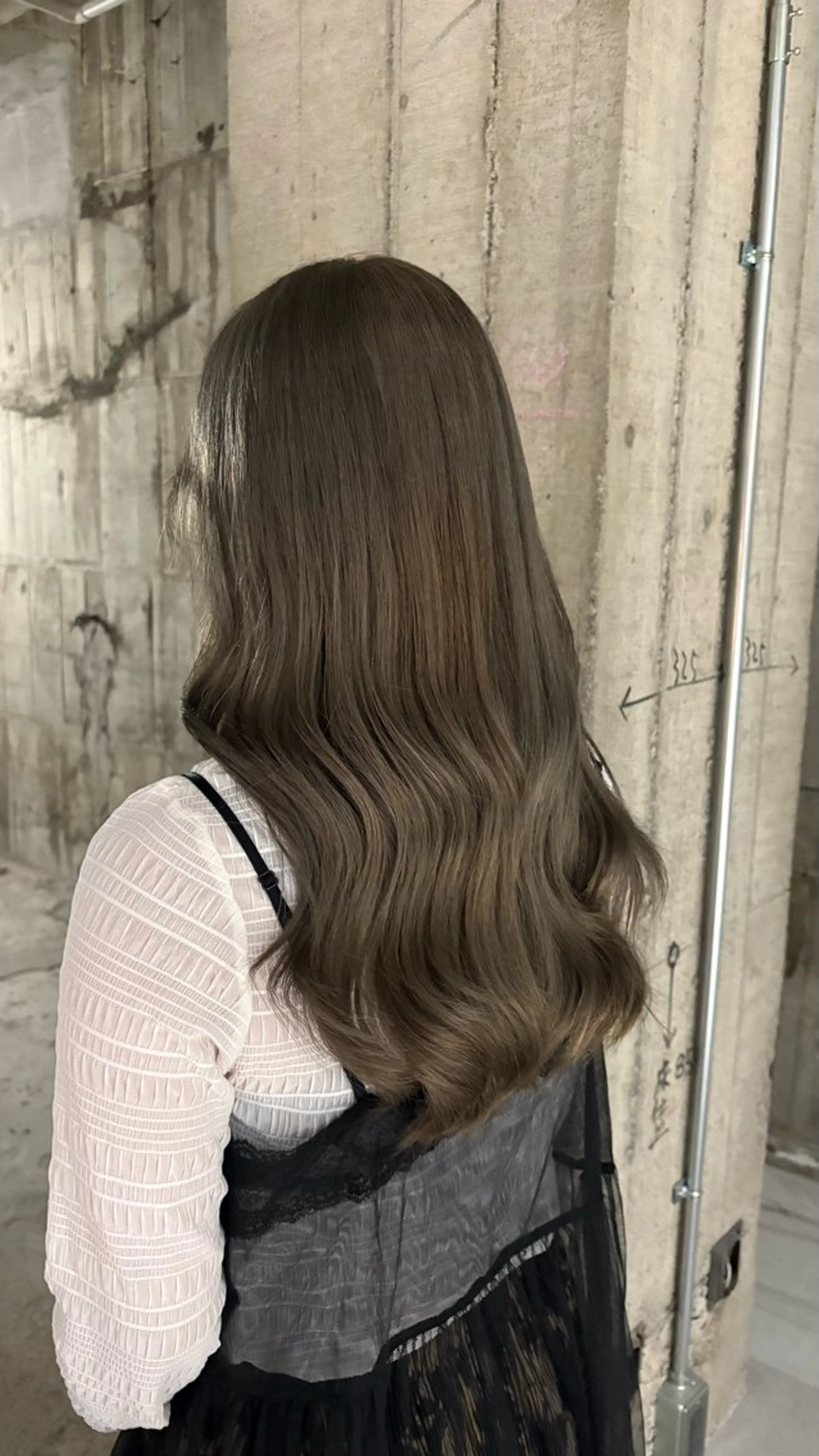 ロング カラー ベージュカラー オリーブベージュ ヘアカラー 安藤 まりのヘアスタイル