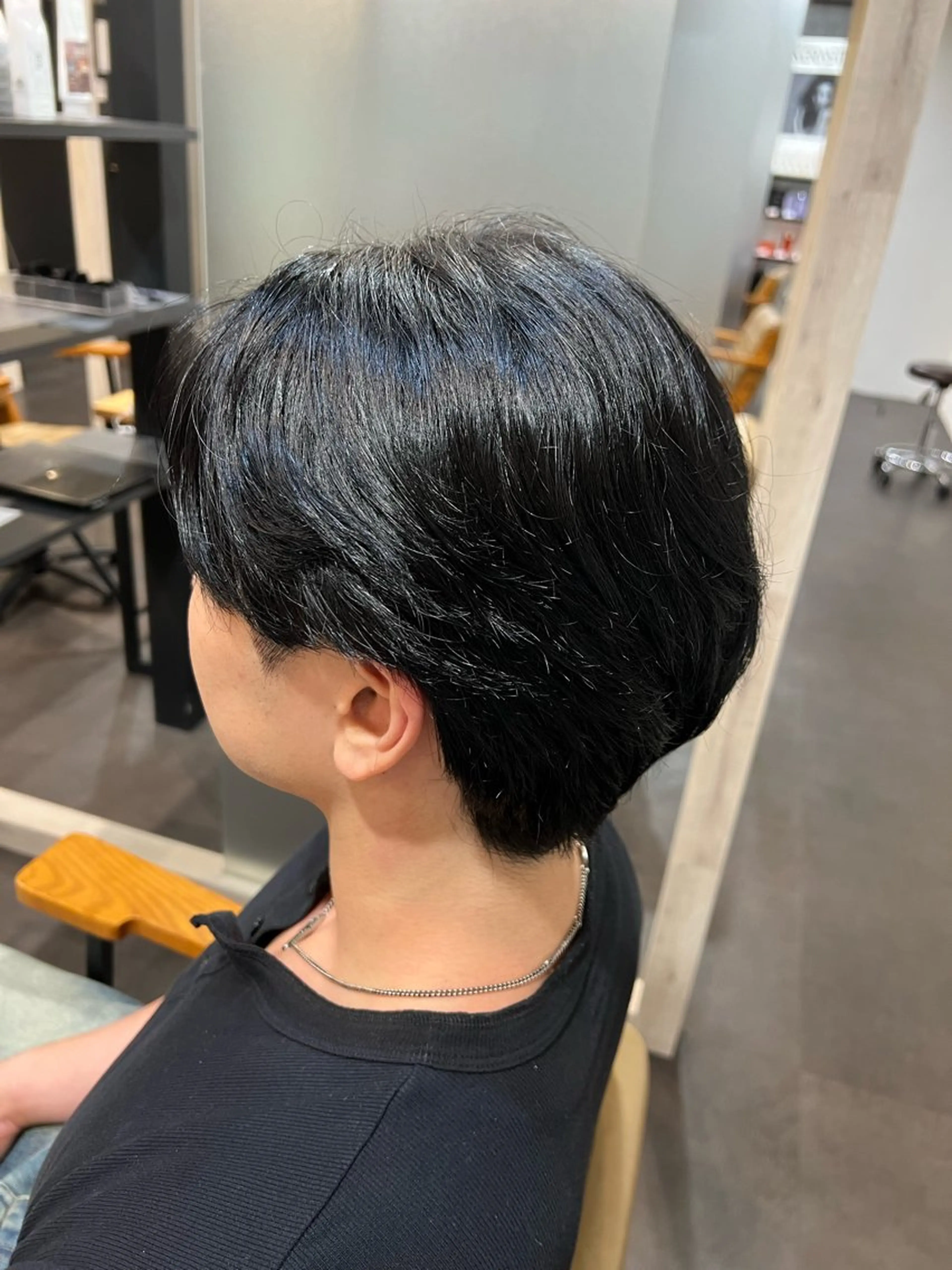 ショート カラー 黒髪 ブルーカラー ブルーブラック 西川 来夏のヘアスタイル