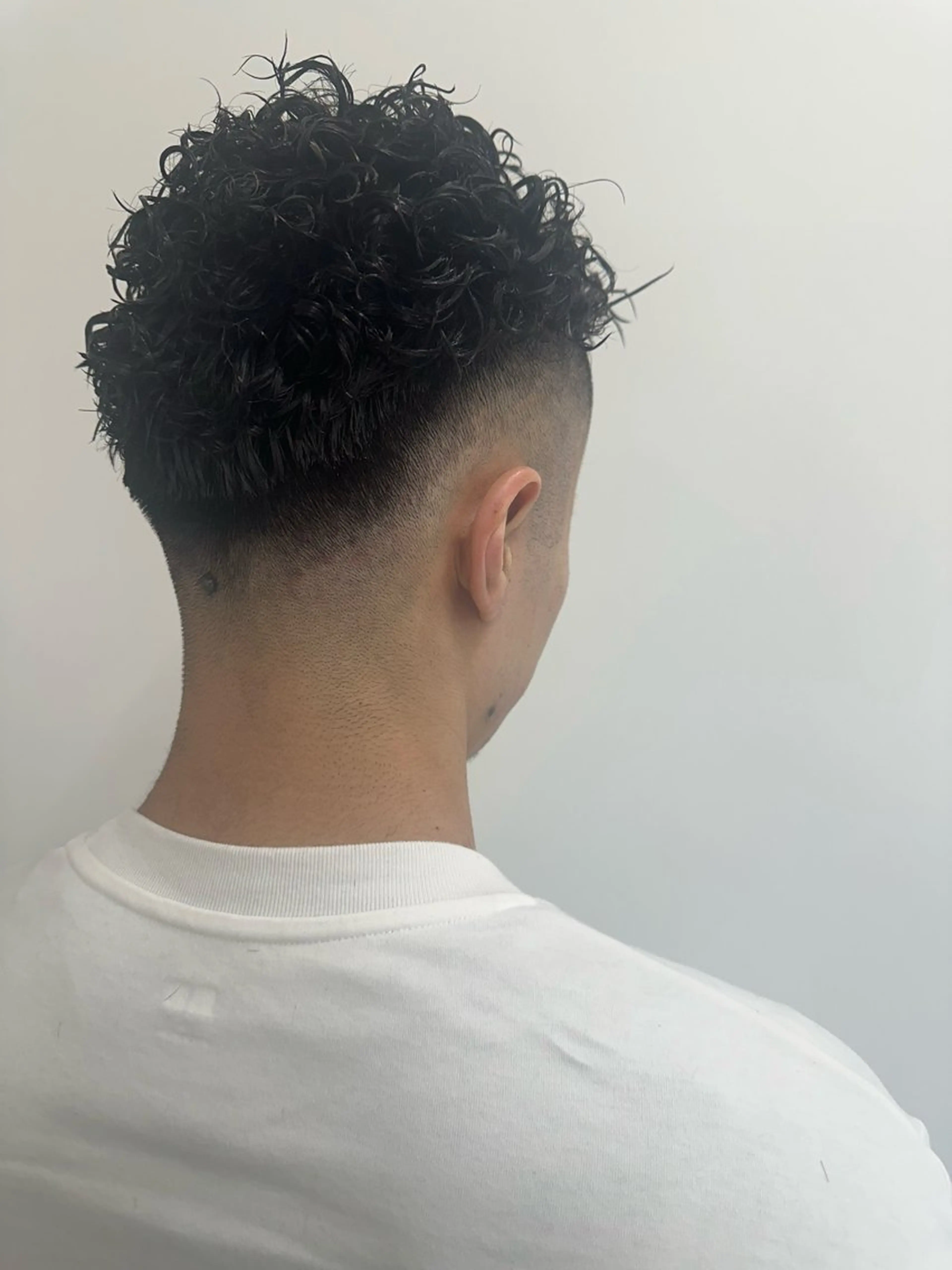 ショート パーマ メンズ フェードカット メンズパーマ ツイストスパイラルパーマ スパイラルパーマ カット パーマ 中村 虎のヘアスタイル