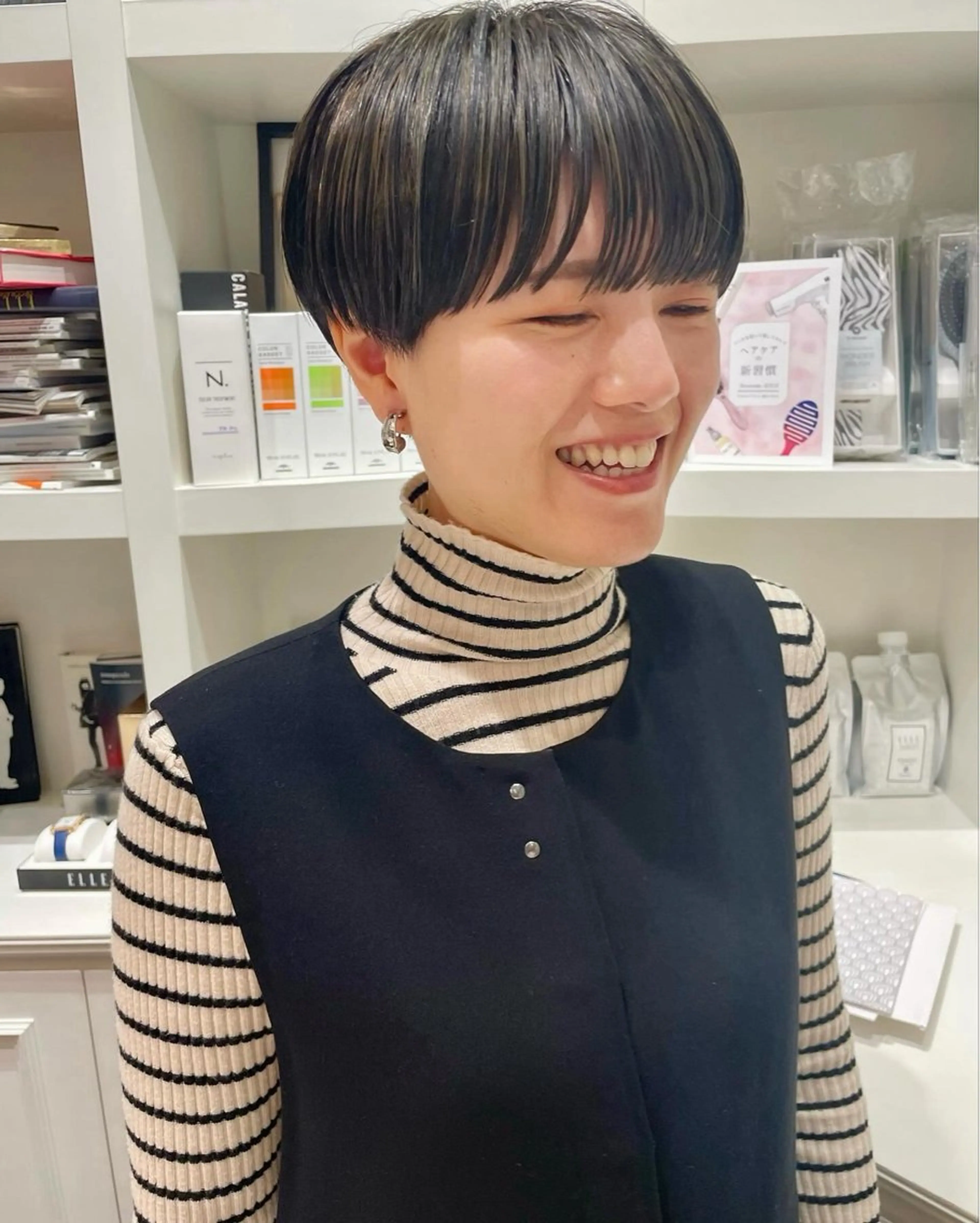 ショート ハイライト ショートヘア ELLE salon 西梅田 小顔カットのヘアスタイル