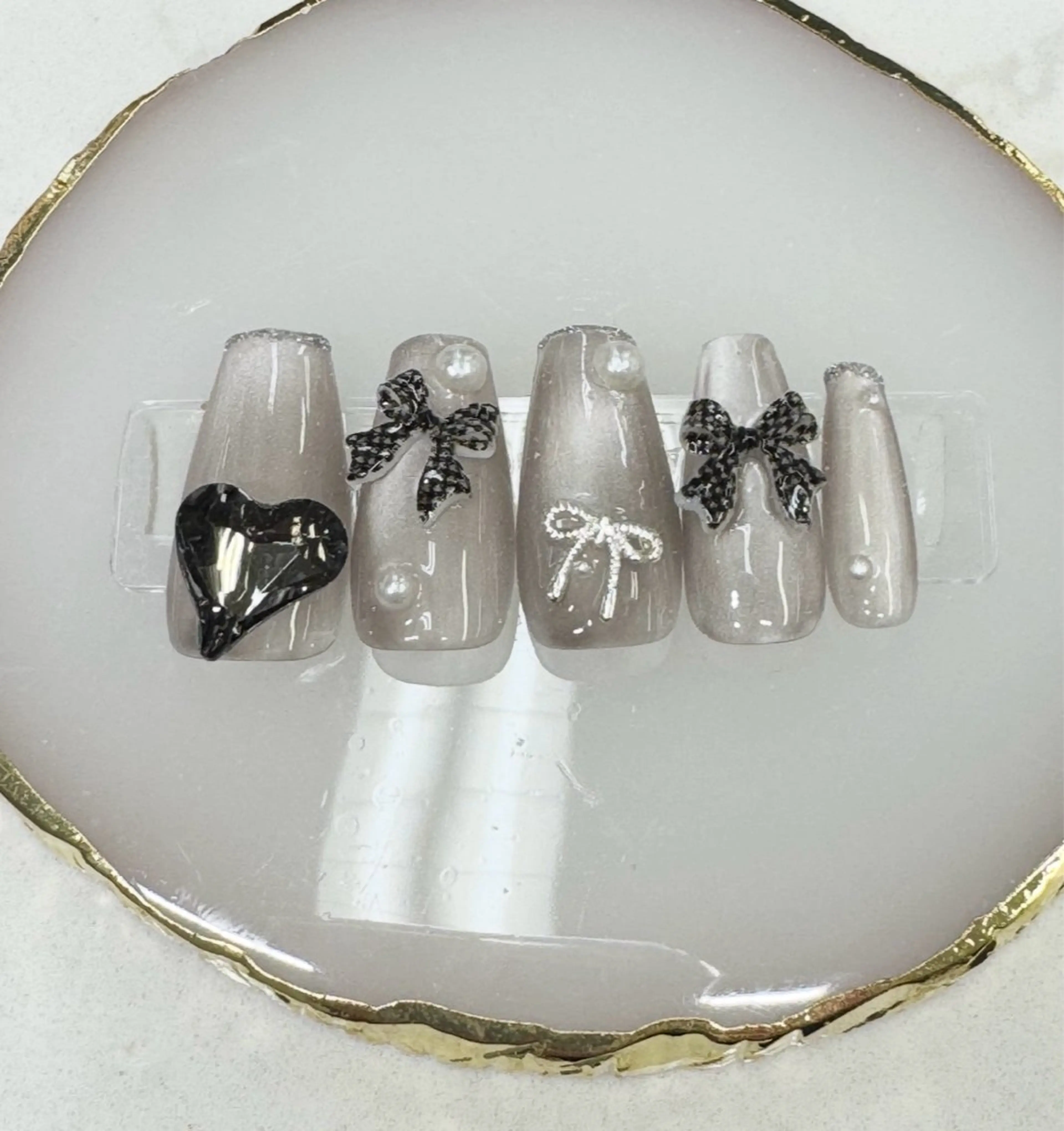 ネイル フレンチネイル ジェルネイル ガラスフレンチ マグネットネイル パラジェル Queeens nailのネイルデザイン