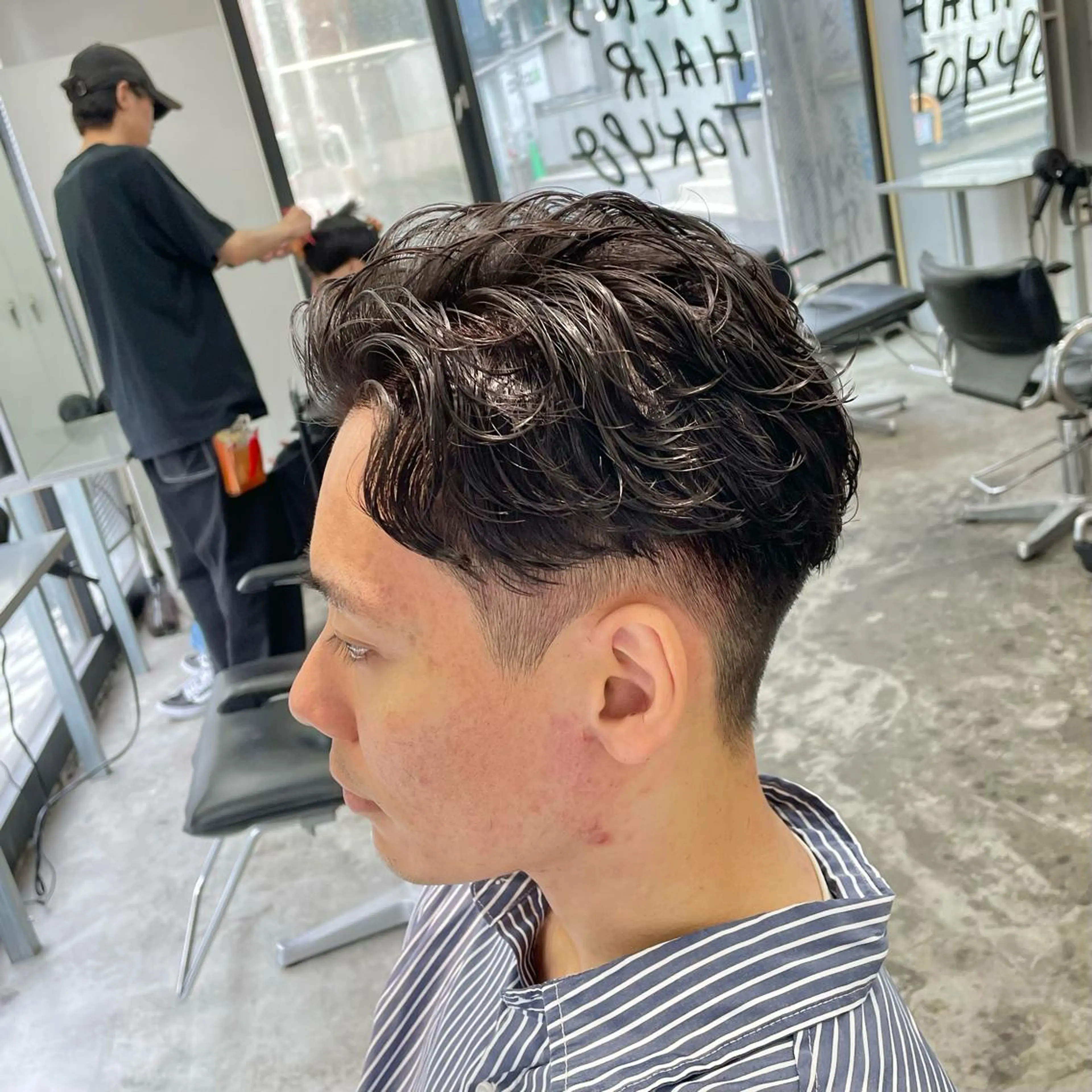 ショート パーマ メンズ センターパート ショートヘア カット パーマ メンズ特化美容師/ 藤戸 椋のヘアスタイル