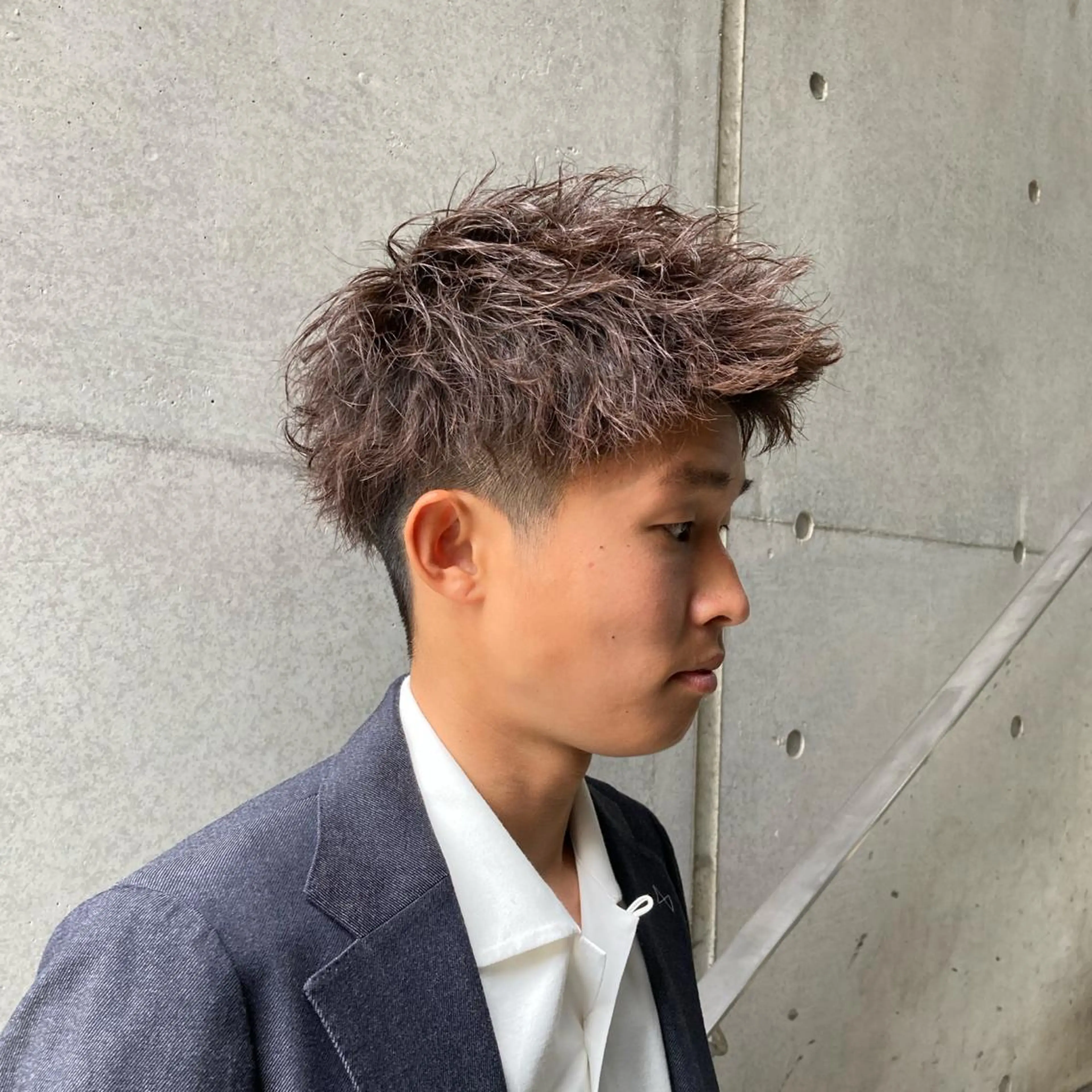 カラー パーマ メンズ 顔まわりレイヤー デザインカットのヘアスタイル