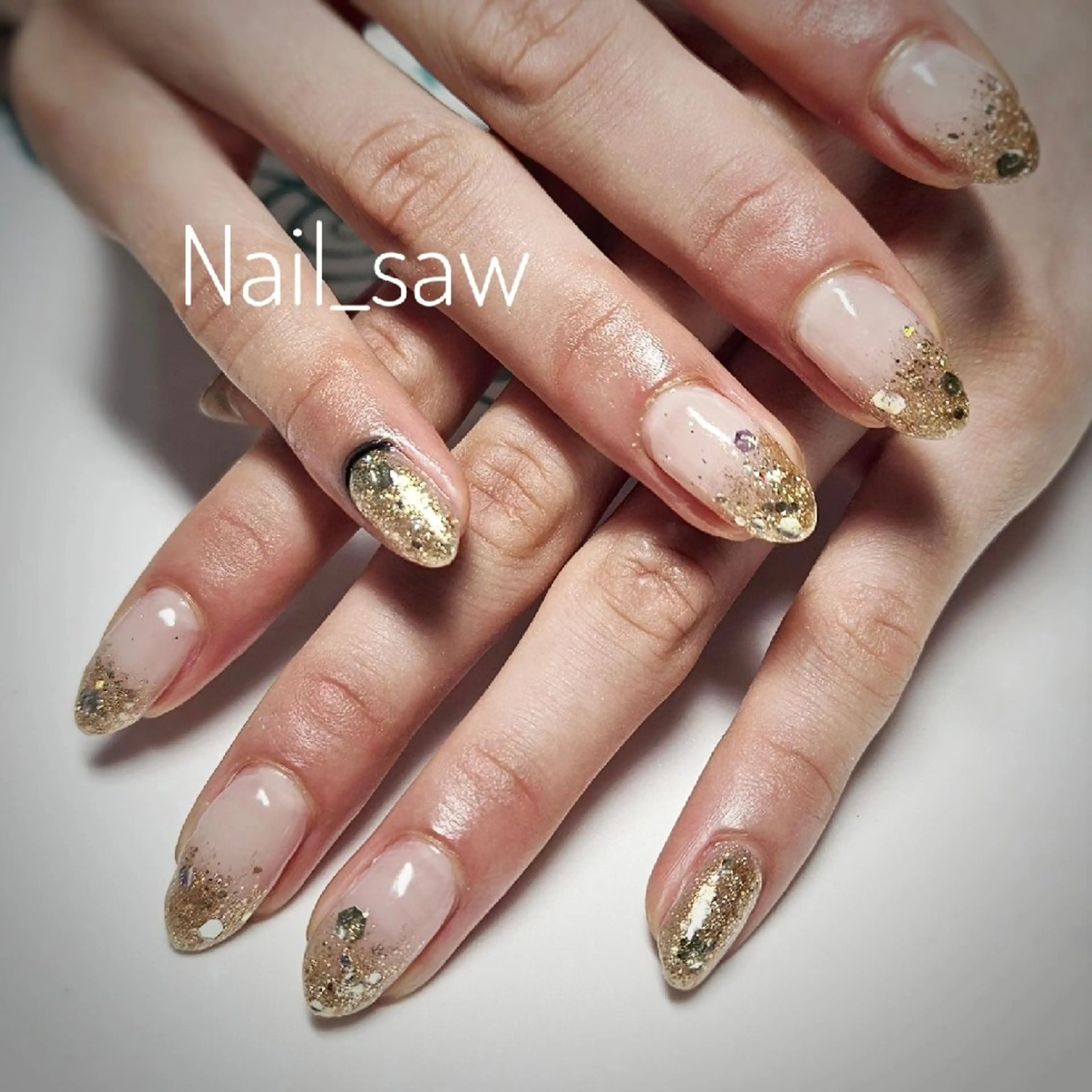 ネイル ゴールド グラデーション ラメ(グリッター) ラメグラデーション ハンドネイル Y. Saoriのネイルデザイン