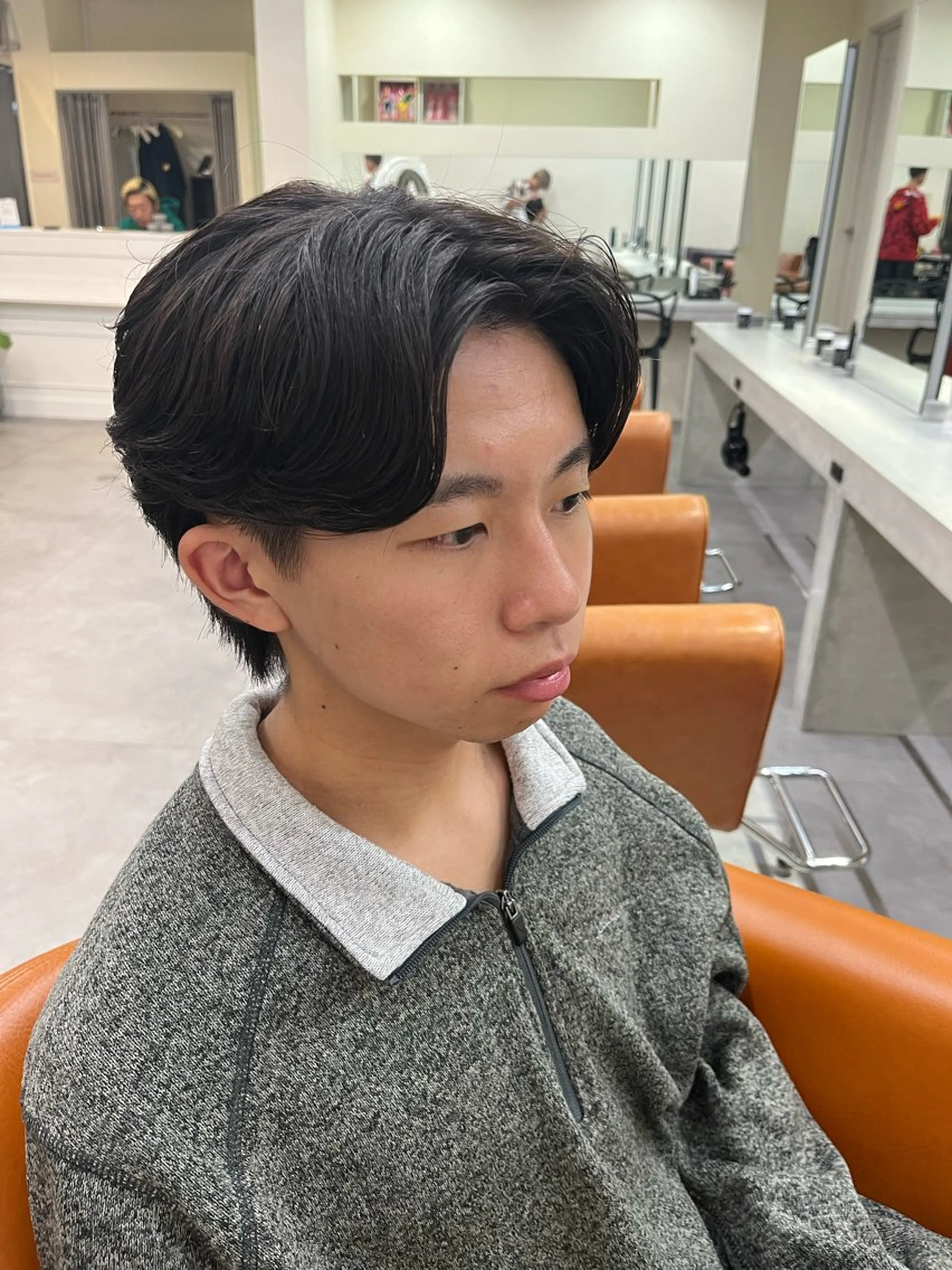 パーマ メンズ センターパート メンズパーマ ニュアンスパーマ フェザーパーマメンズ ツイスパ京都駅前のヘアスタイル