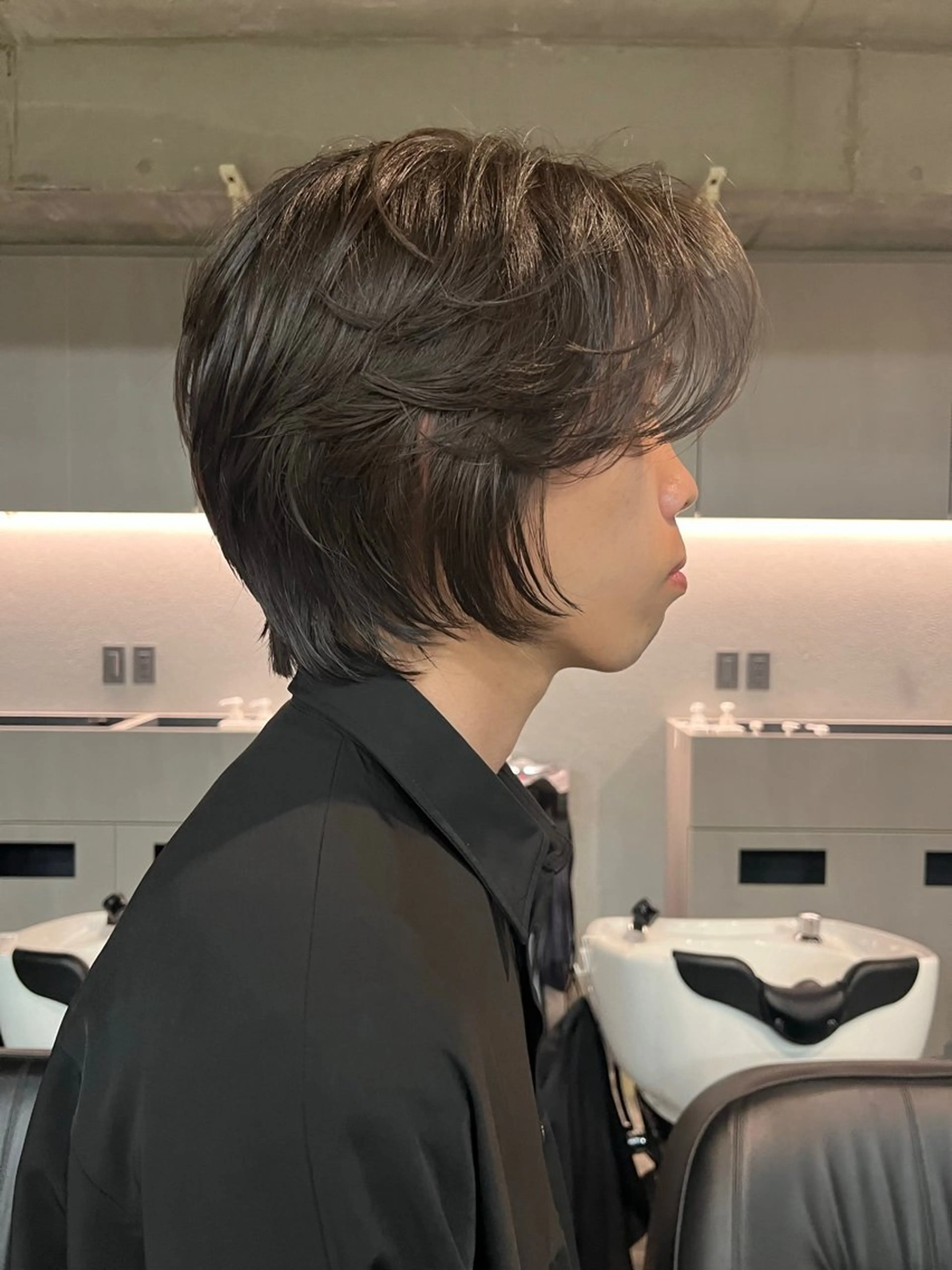 ミディアム メンズ 曲がる縮毛矯正 センターパートのヘアスタイル