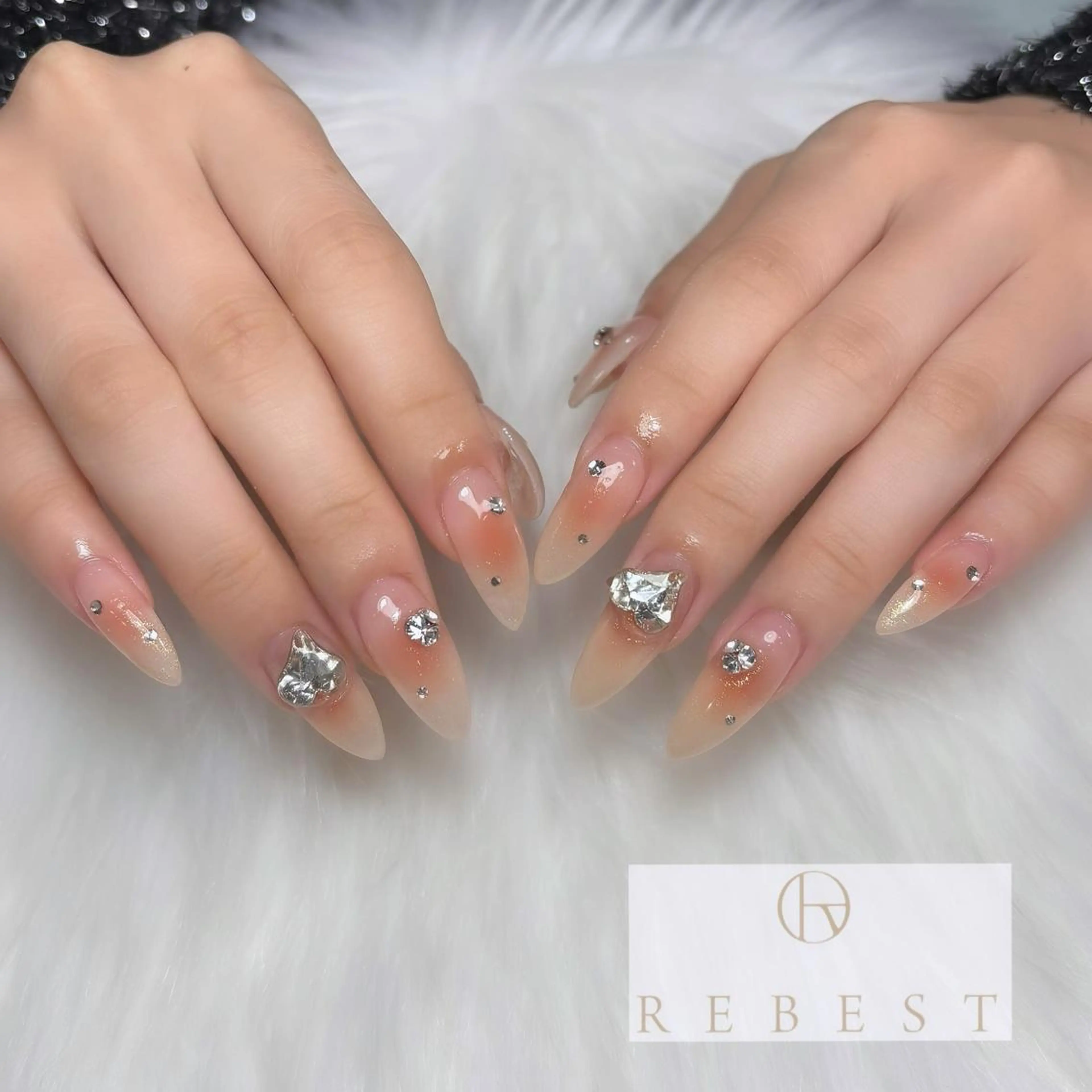 ワンホン‎🤍.*チークネイル×パーツ付け放題🌙の写真