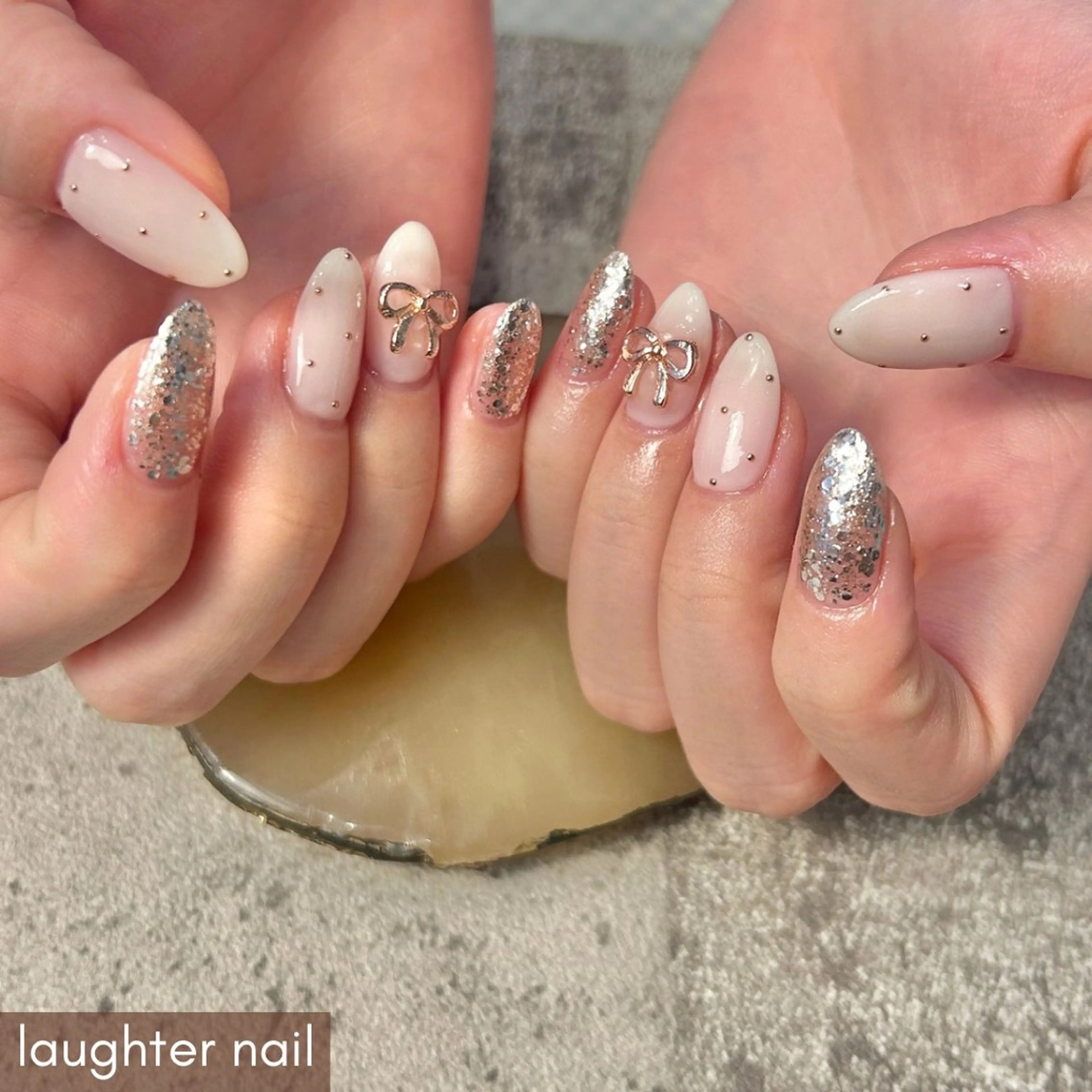 ネイル アートネイル 長さ出し ジェルネイル ガーリー ゴールド ハンドネイル laughter nailのネイルデザイン