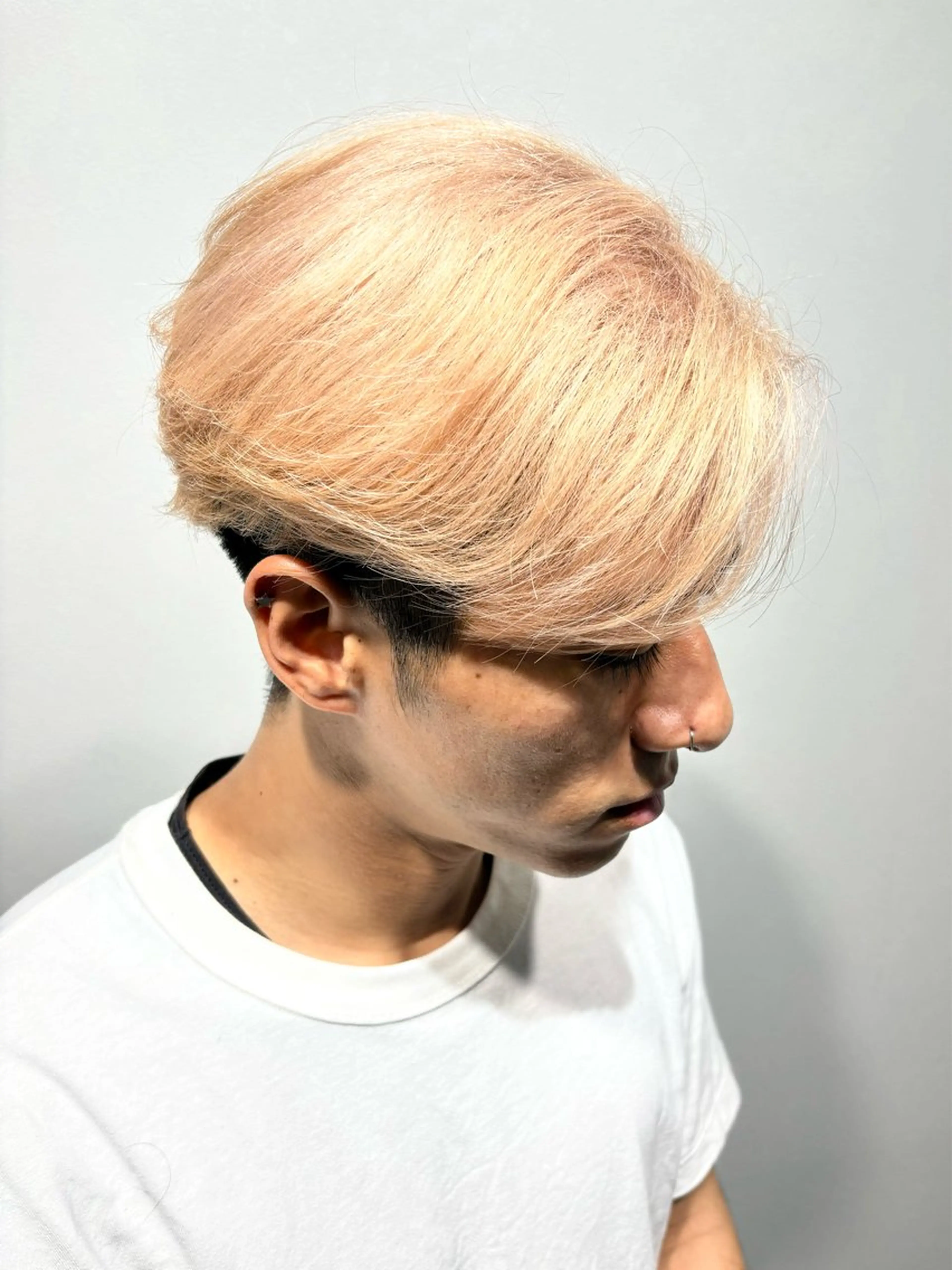 ミディアム カラー メンズ メンズブリーチ センターパート ブリーチ 穐田 航のヘアスタイル