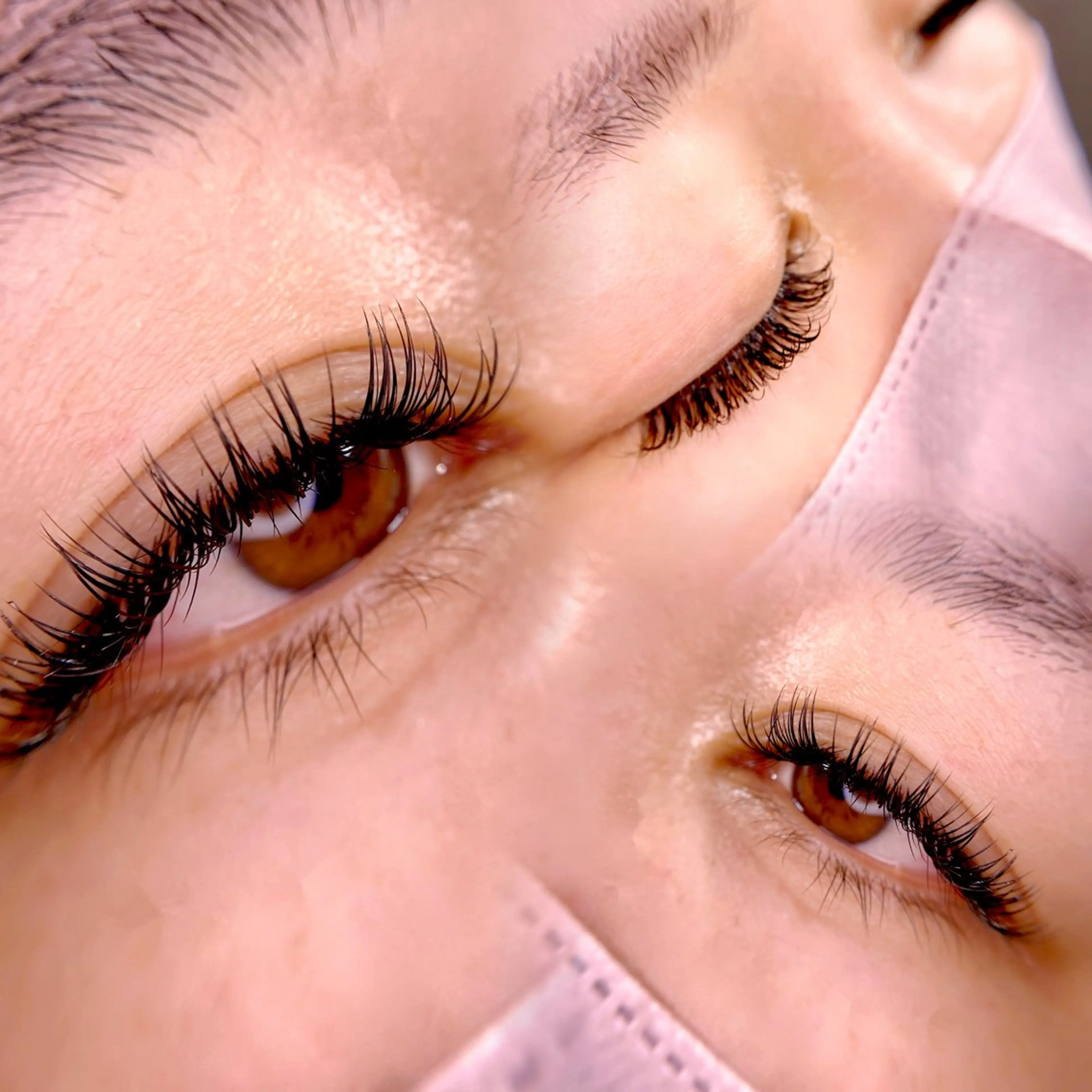 バインドラッシュ付け放題。自まつ毛を上下から挟み、しっかりホールド🙌持ちの良さ、濃さどちらも欲しい方におすすめです❣️の写真