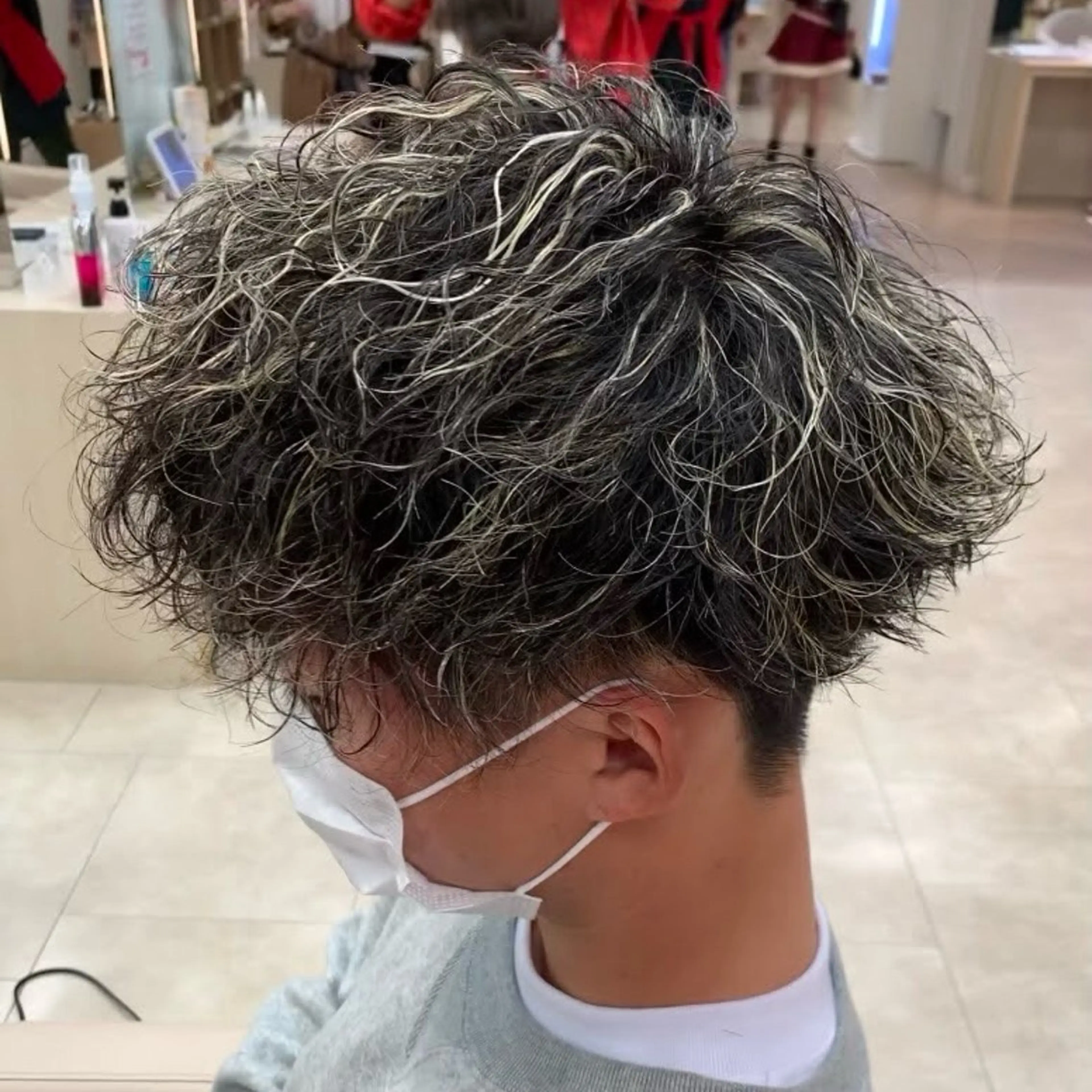 ショート カラー パーマ メンズ フェザーパーマ メンズパーマ 波巻きパーマ ニュアンスパーマ スパイラルパーマ お悩み解決美容師🦚 片山/銀座/有楽町のヘアスタイル