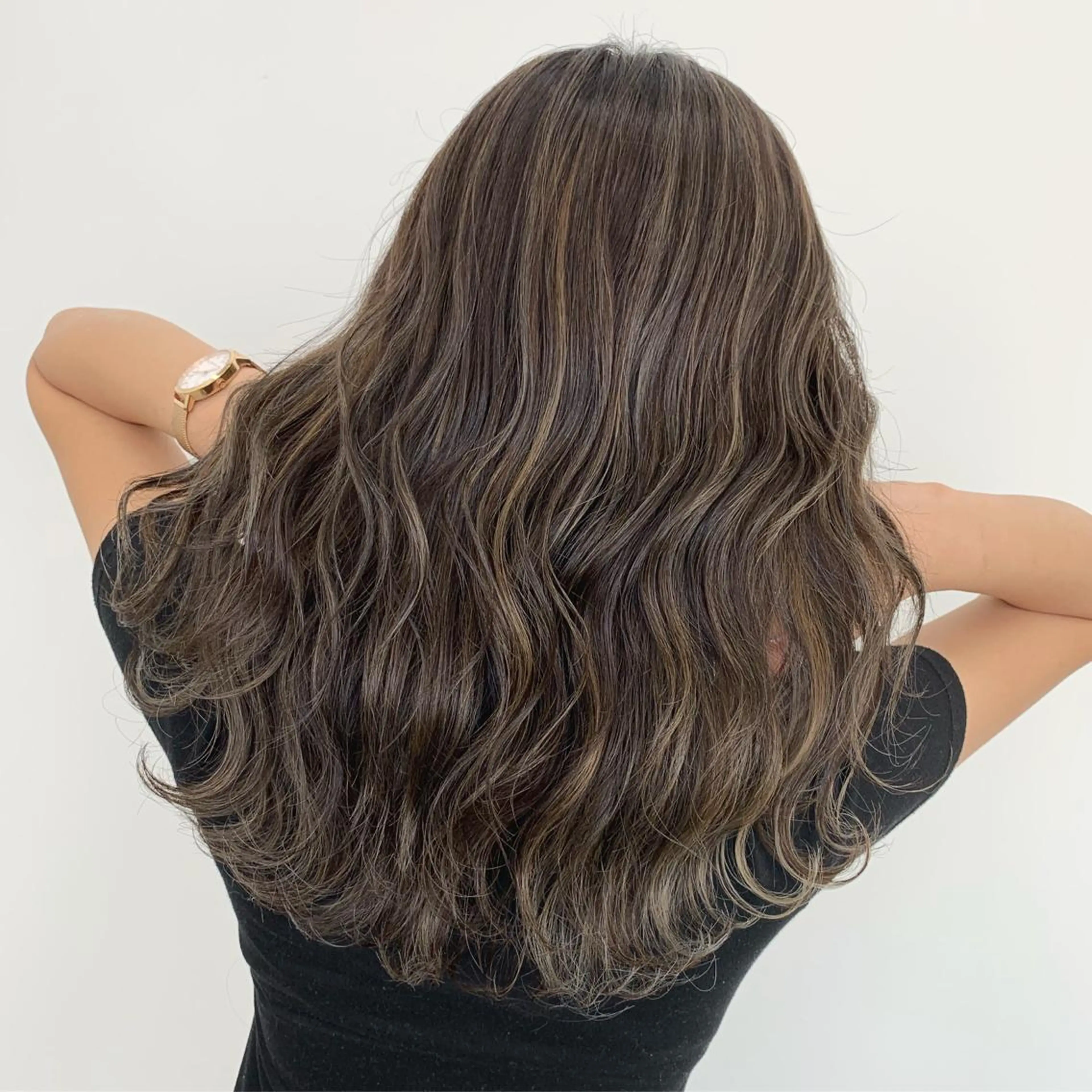 セミロング ハイライト 山田 絵里菜のヘアスタイル