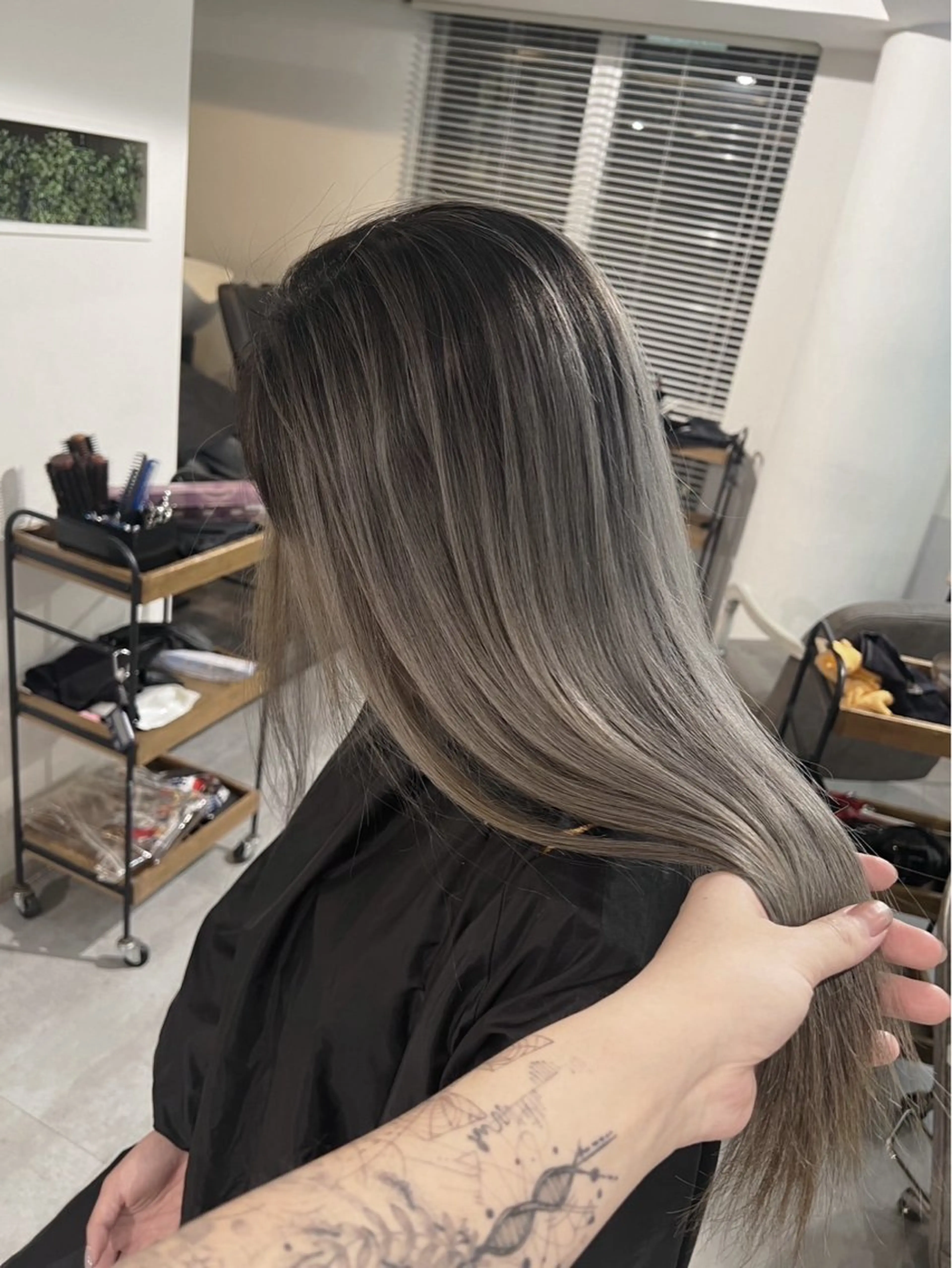 ロング カラー バレイヤージュ グレージュ レイヤーカット ヘアカラー トリートメント 指名数No.1 /NAOYAのヘアスタイル