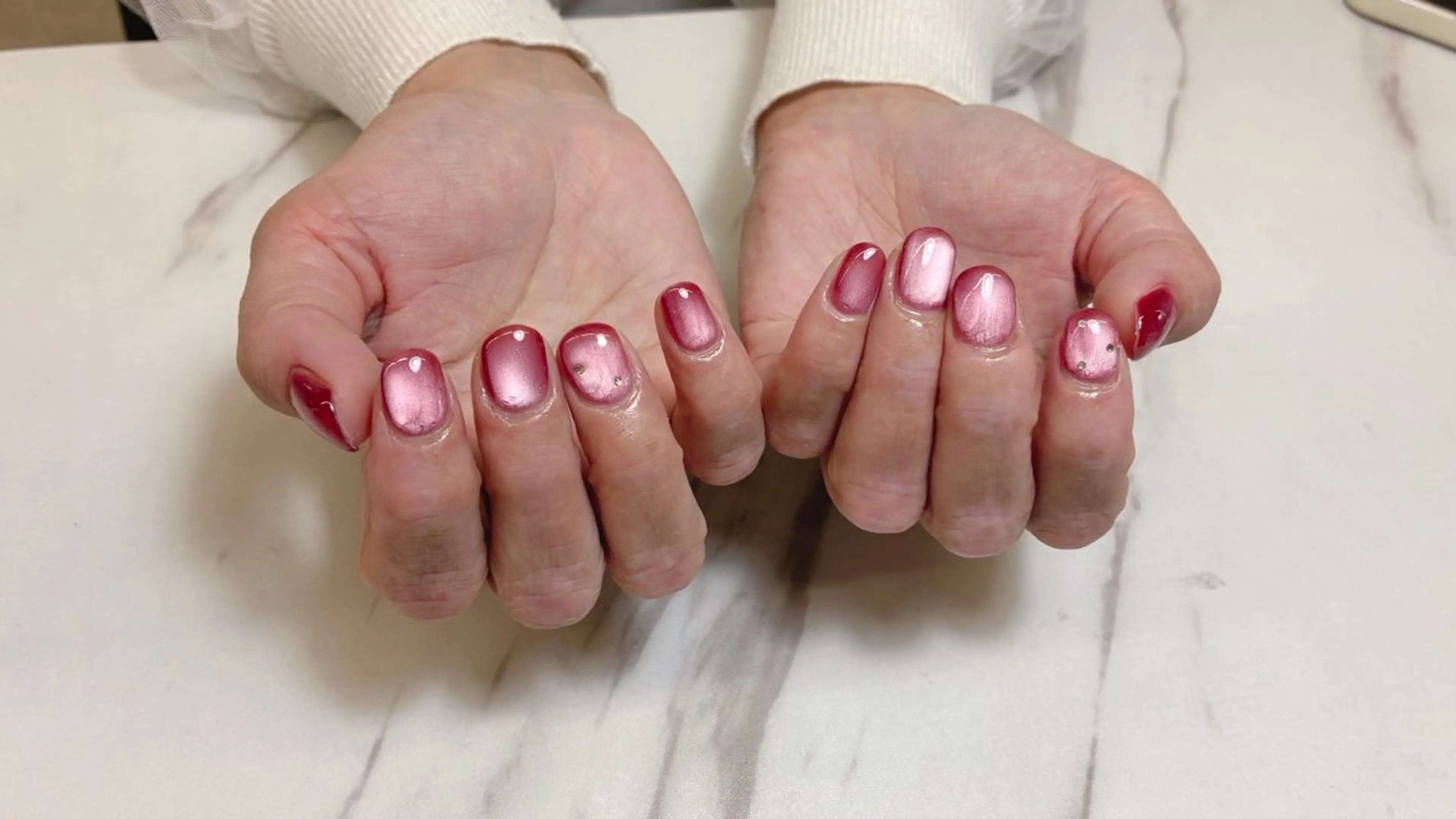 ネイル ストーンネイル さき🌼 堺筋本町ネイルサロンのネイルデザイン