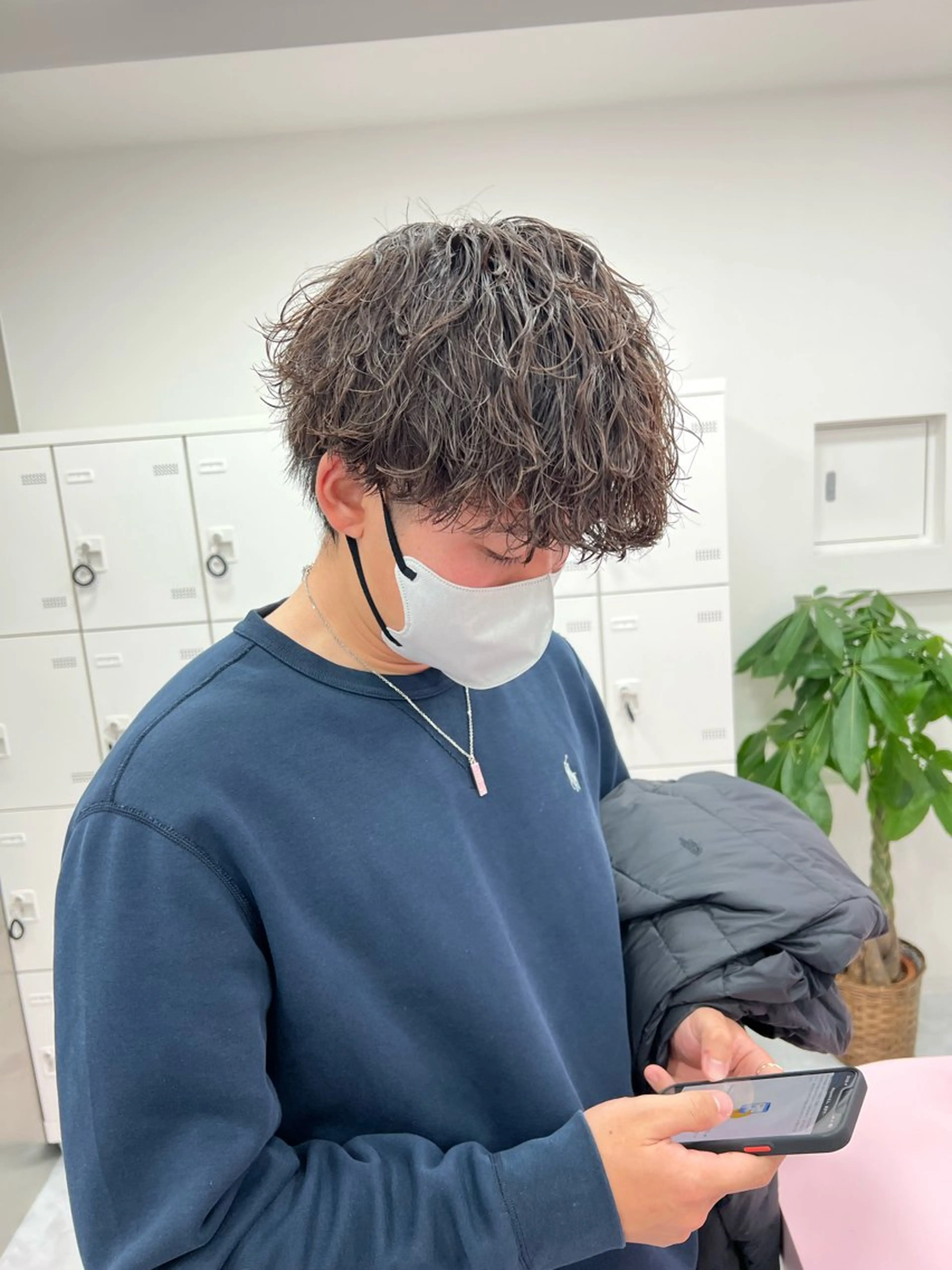 ミディアム パーマ メンズ ミディアムパーマ センターパート メンズ韓国風 韓国マッシュ マッシュウルフ メンズパーマ特化 TAIGAのヘアスタイル