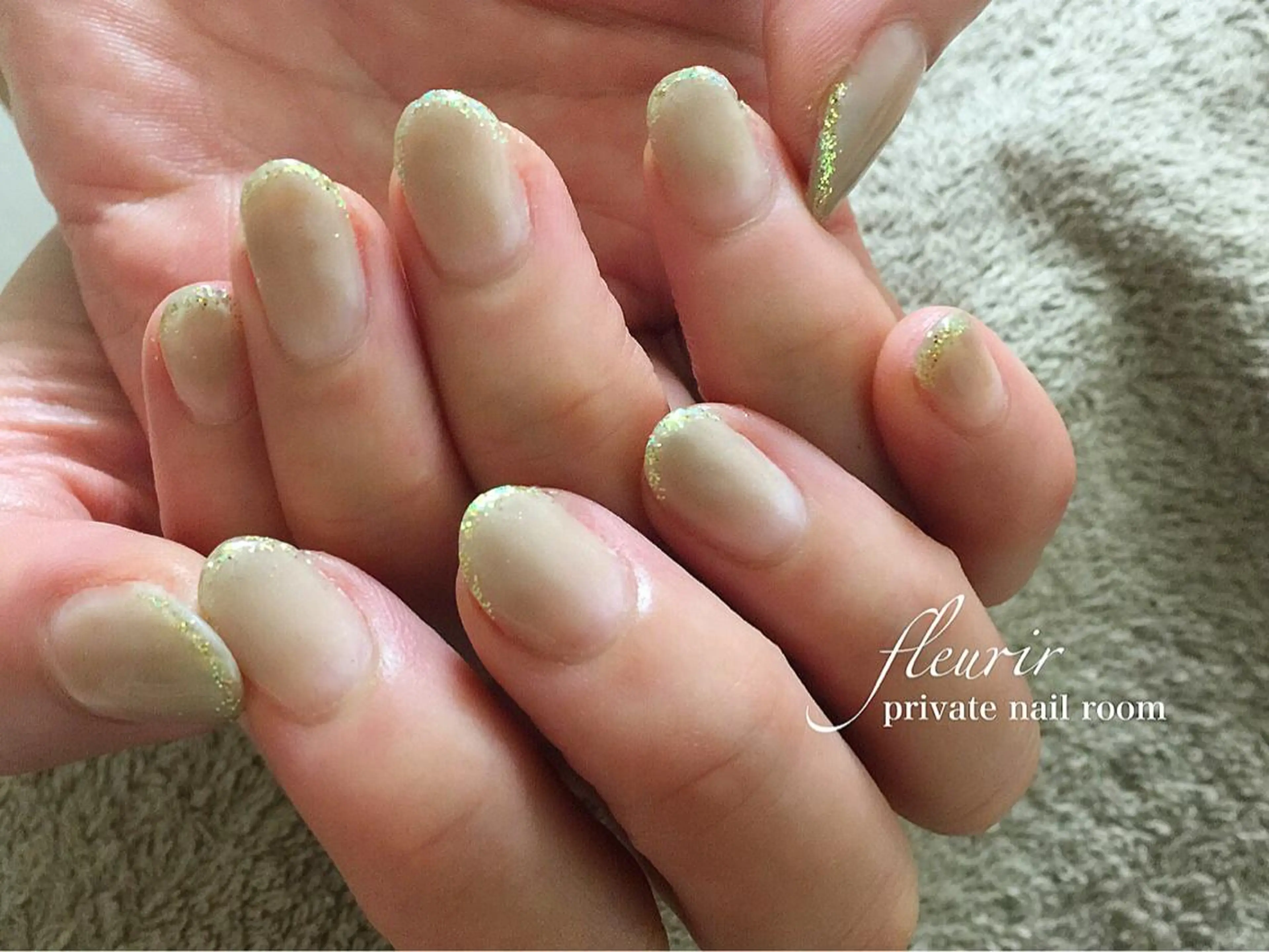ミディアム ネイル フレンチネイル ゴールド グラデーション キラキラネイル ラメ(グリッター) フルリール 【プライベートサロンのネイルデザイン