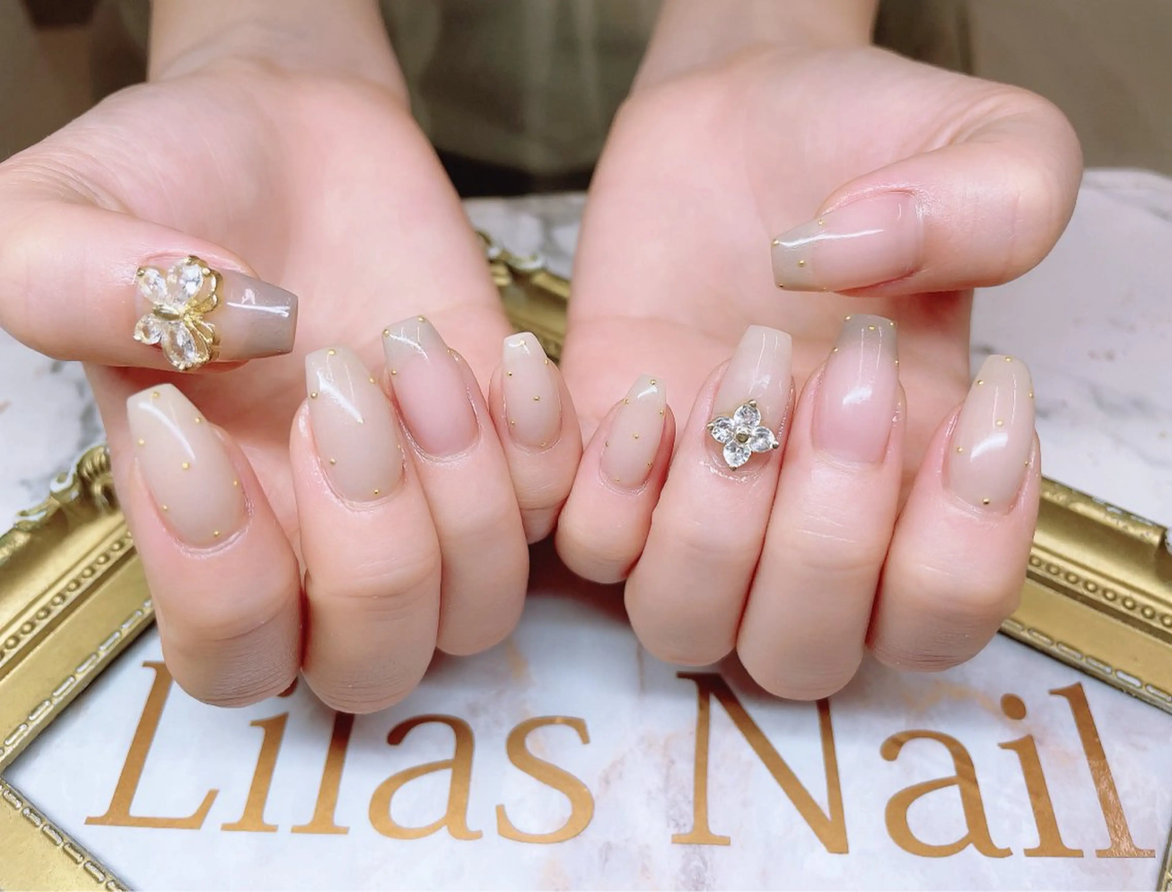 ネイル ドット フレンチネイル ジェルネイル ハードジェル キラキラネイル Lilas Nailのネイルデザイン