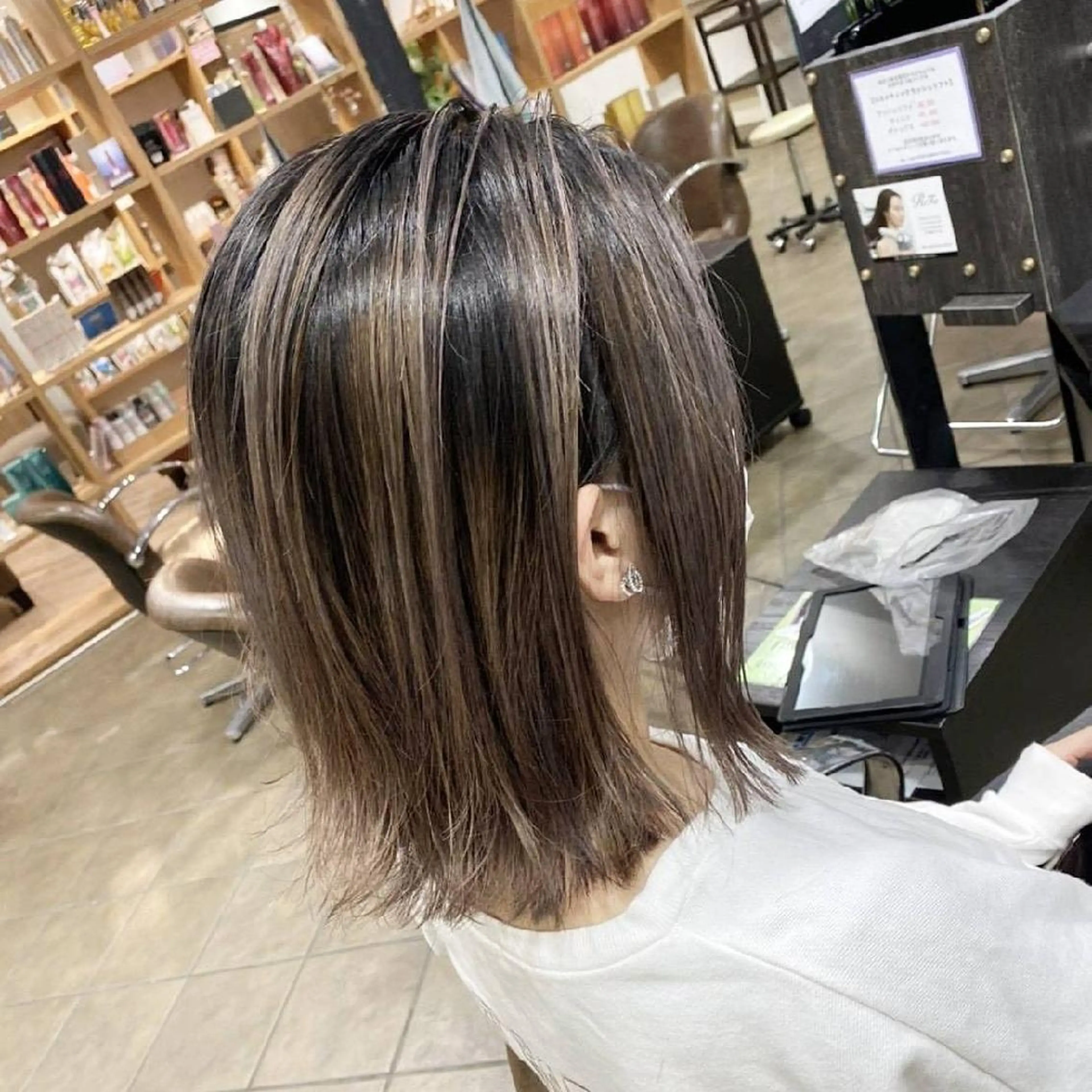 ミディアム カラー バレイヤージュ ボブ レイヤーカット 外ハネヘア カット ヘアカラー Luisハイライト　 喜連瓜破、髪質改善のヘアスタイル