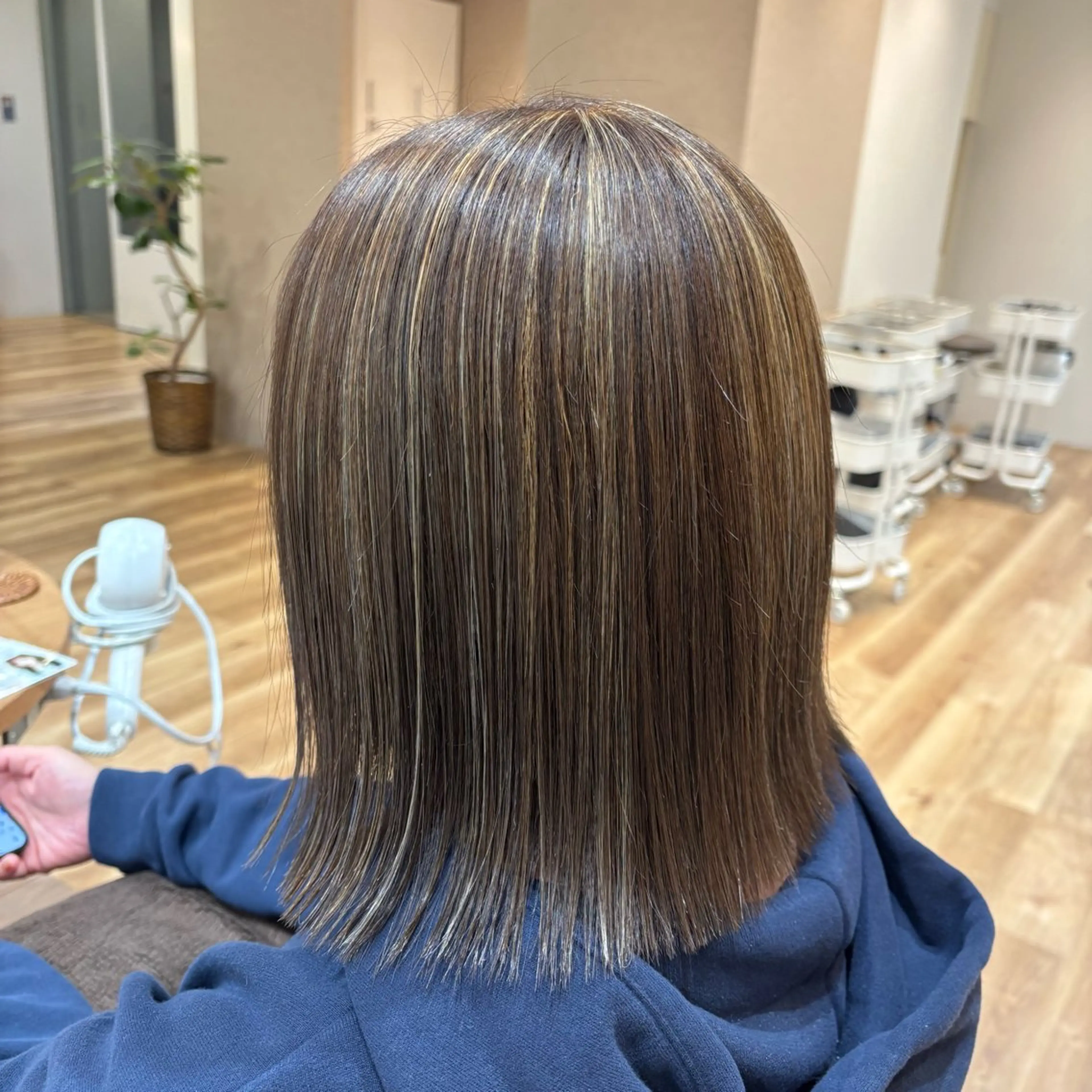 ミディアム カラー 切りっぱなしボブ アッシュ ベージュカラー ハイライトカラー ボブ 小西 七菜子のヘアスタイル