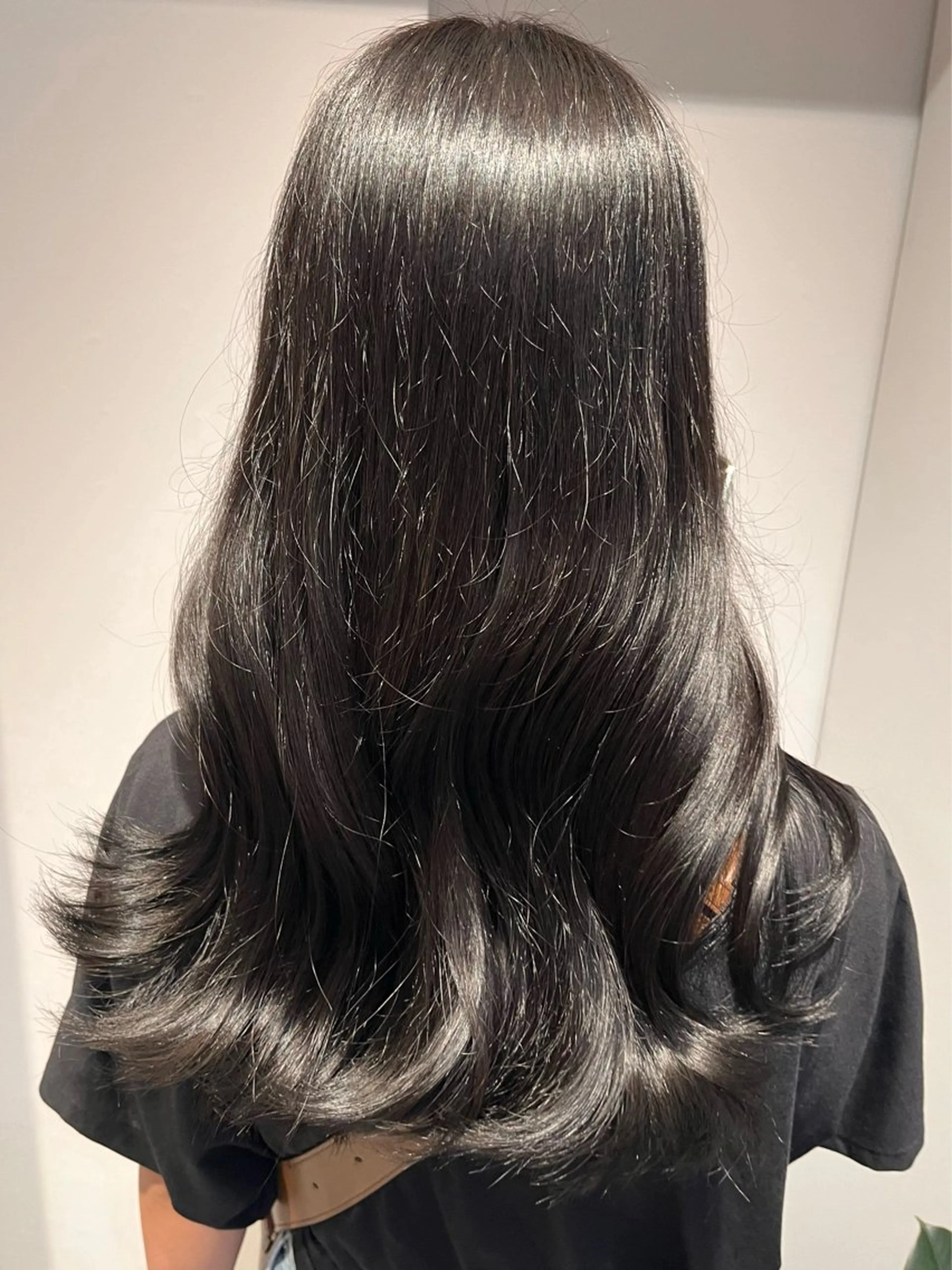 ミディアム カラー 黒髪 ブリーチ ブルーカラー ブルーブラック ケアブリーチ ヘアカラー ｵﾀｸ美容師🛍/ 酸性ストレート/艶髪のヘアスタイル