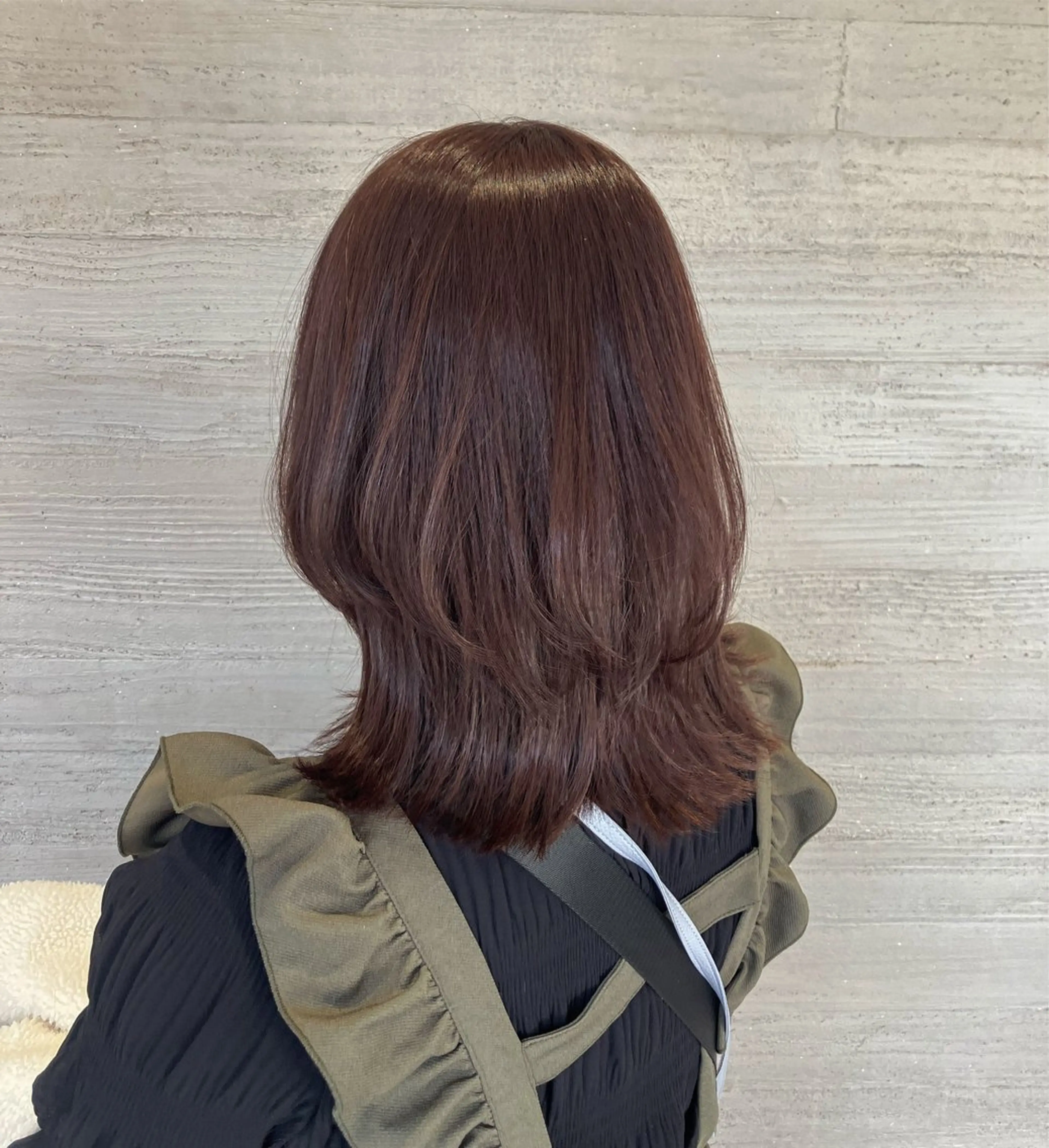 ミディアム カラー グレージュ ラベンダーカラー ラベンダーグレージュ ラベンダーグレー レイヤーカット サキ🤍ハイトーン 🩰くびれ巻きヘアのヘアスタイル