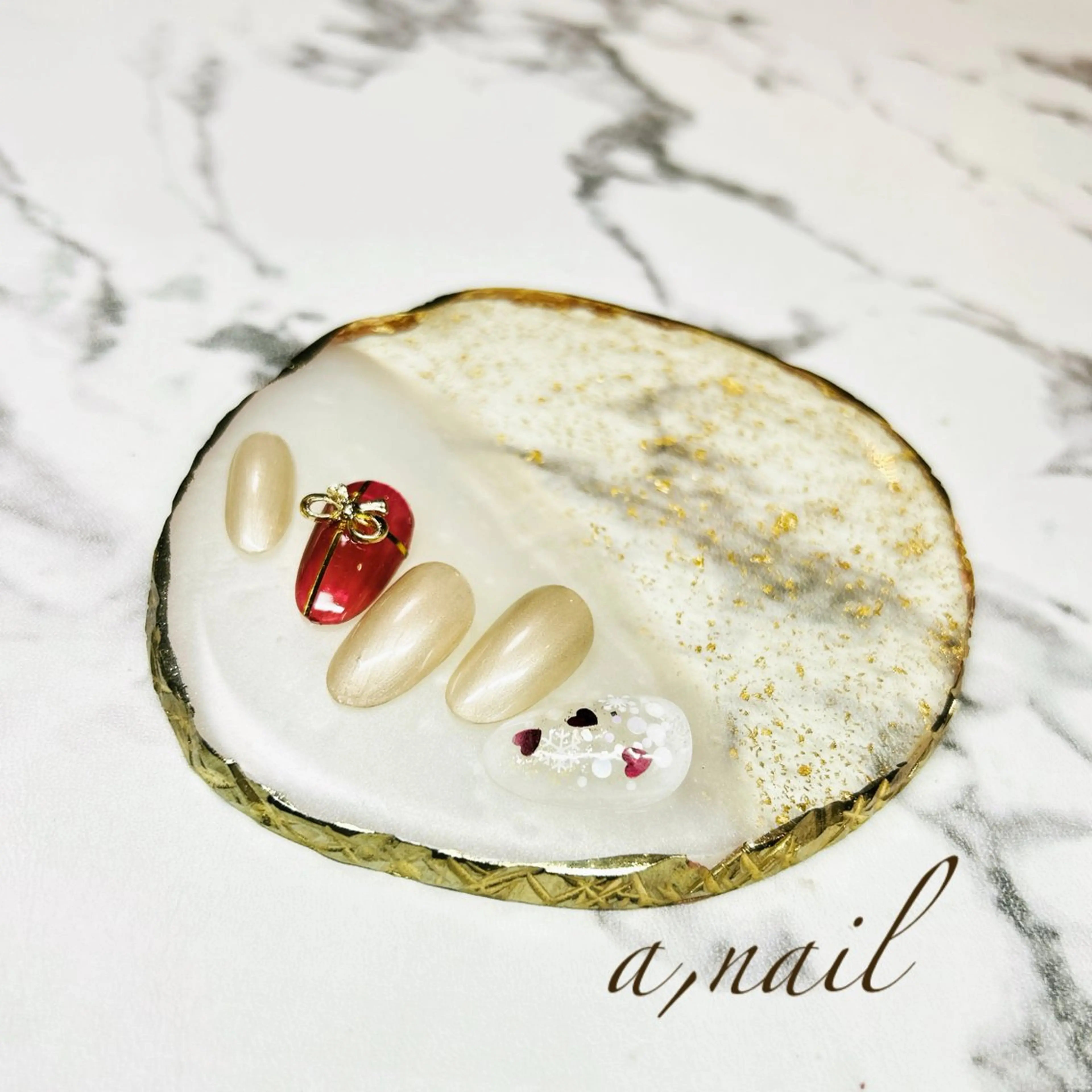 ネイル キラキラネイル リボン 冬ネイル クリスマス ハンドネイル ネイルサロン エーネイルのネイルデザイン