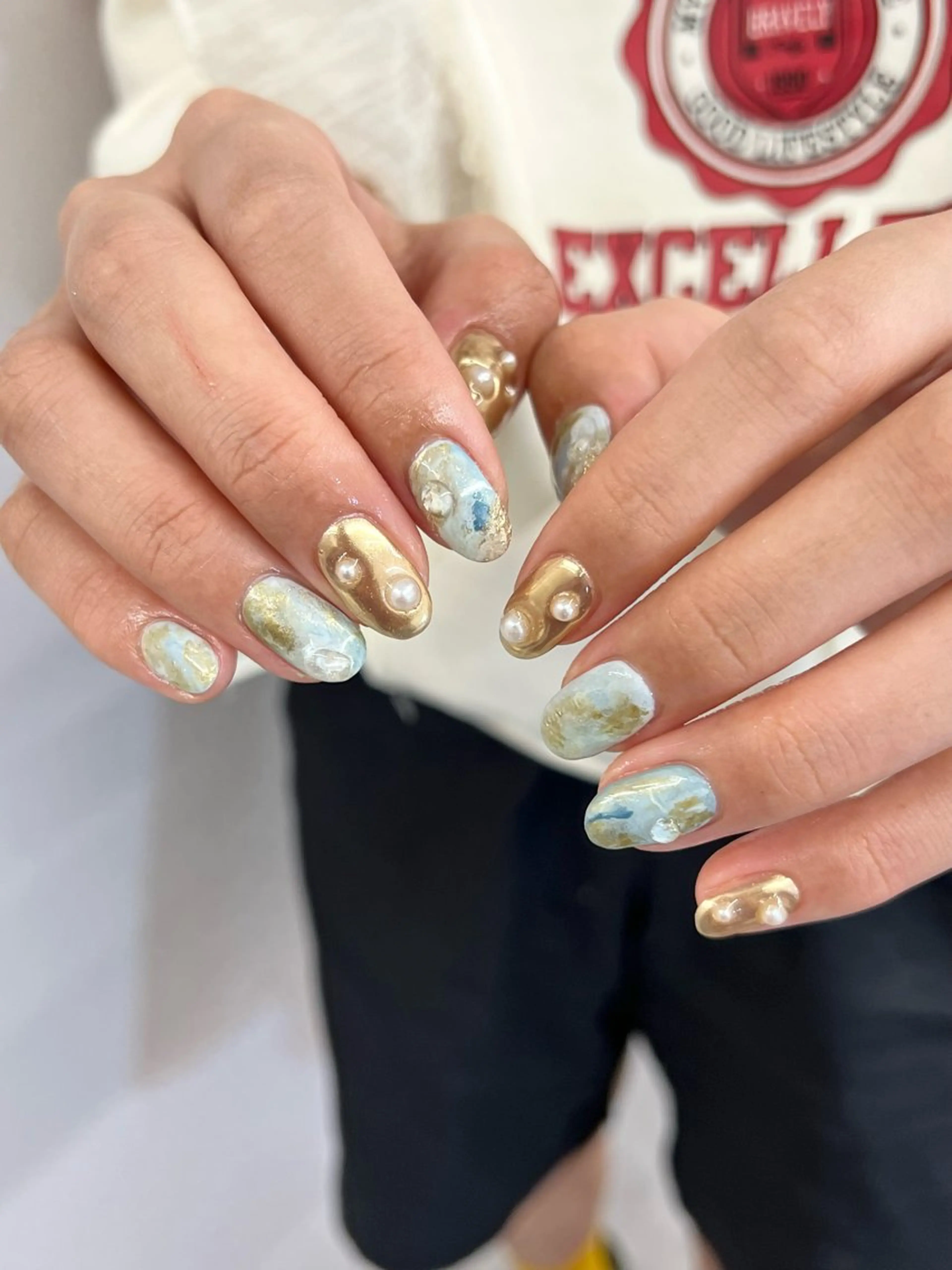 ネイル ジェルネイル ゴールド 水色 マグネットネイル ミラーネイル ハンドネイル ハンドケア Bana_ Nailのネイルデザイン