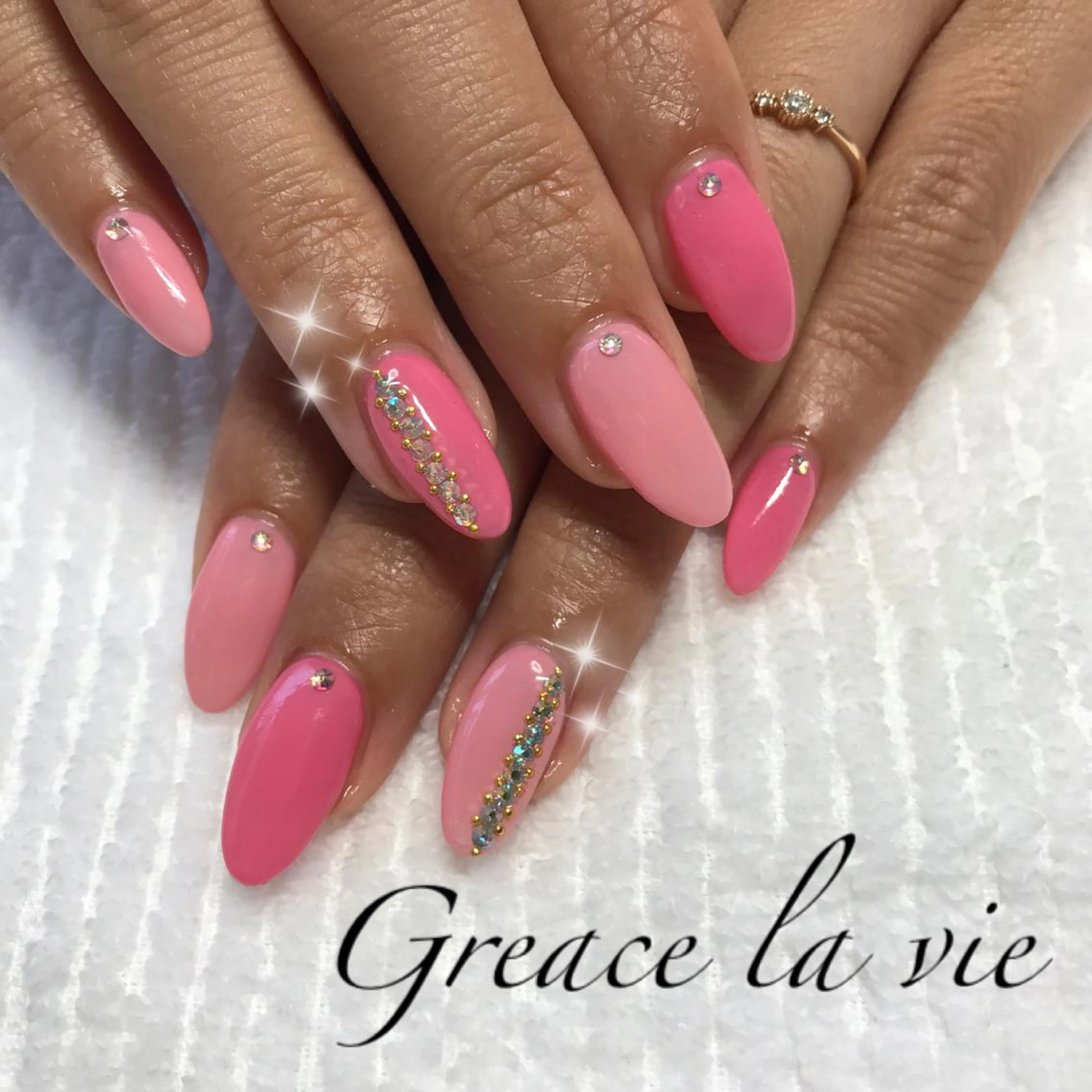 ロング カラー パーマ ヘアアレンジ キッズ ネイル マツエク・マツパ ピンクカラー カラーマツエク ピンク Greace  la vieのネイルデザイン