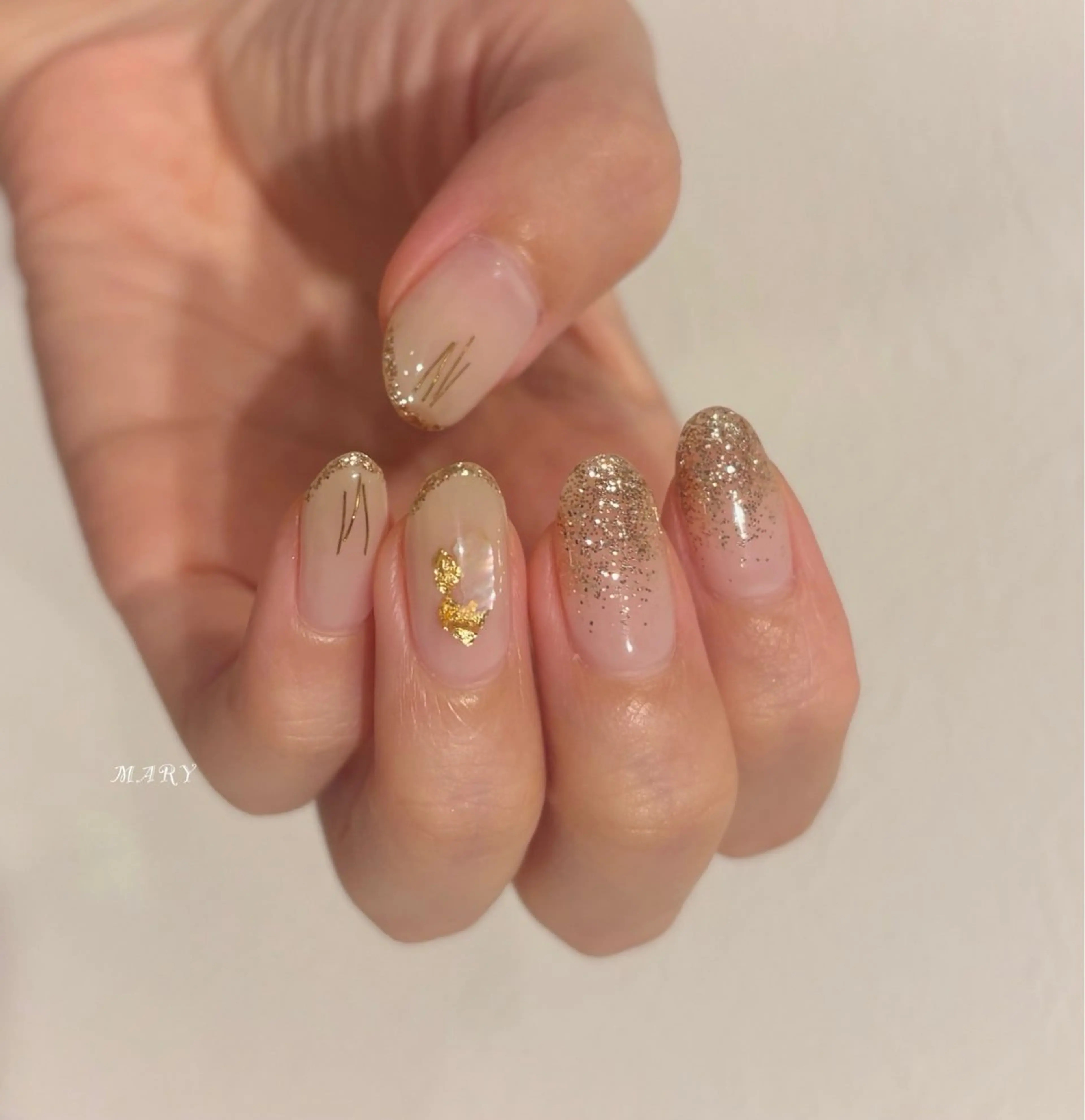 ネイル ゴールド グラデーション ラメ(グリッター) ラメグラデーション ニュアンスネイル ハンドネイル Mary nail所属・Mary nail .narumiのネイルデザイン