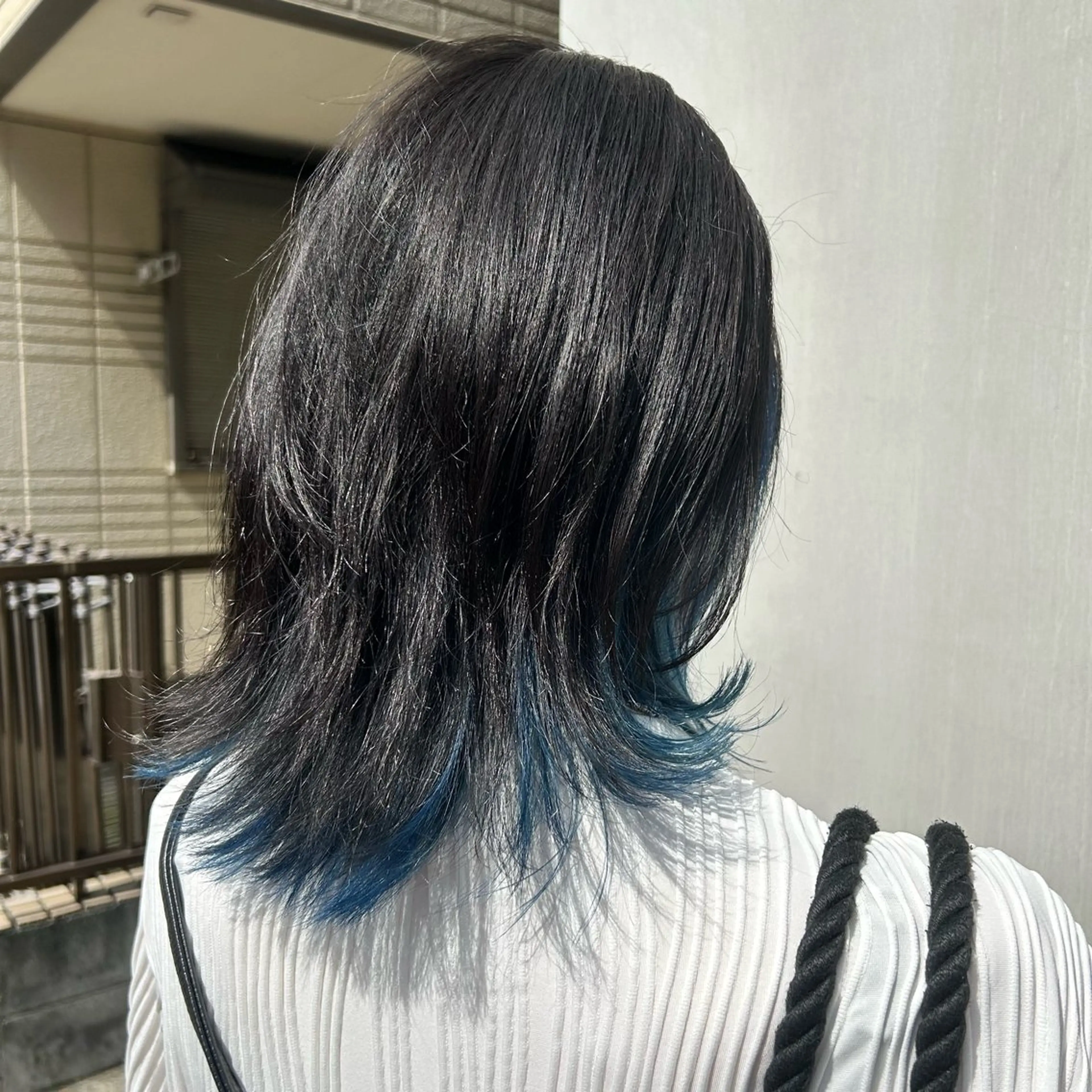 ミディアム カラー ブリーチ ブルーカラー カット ヘアカラー トリートメント 若狭 彩花のヘアスタイル