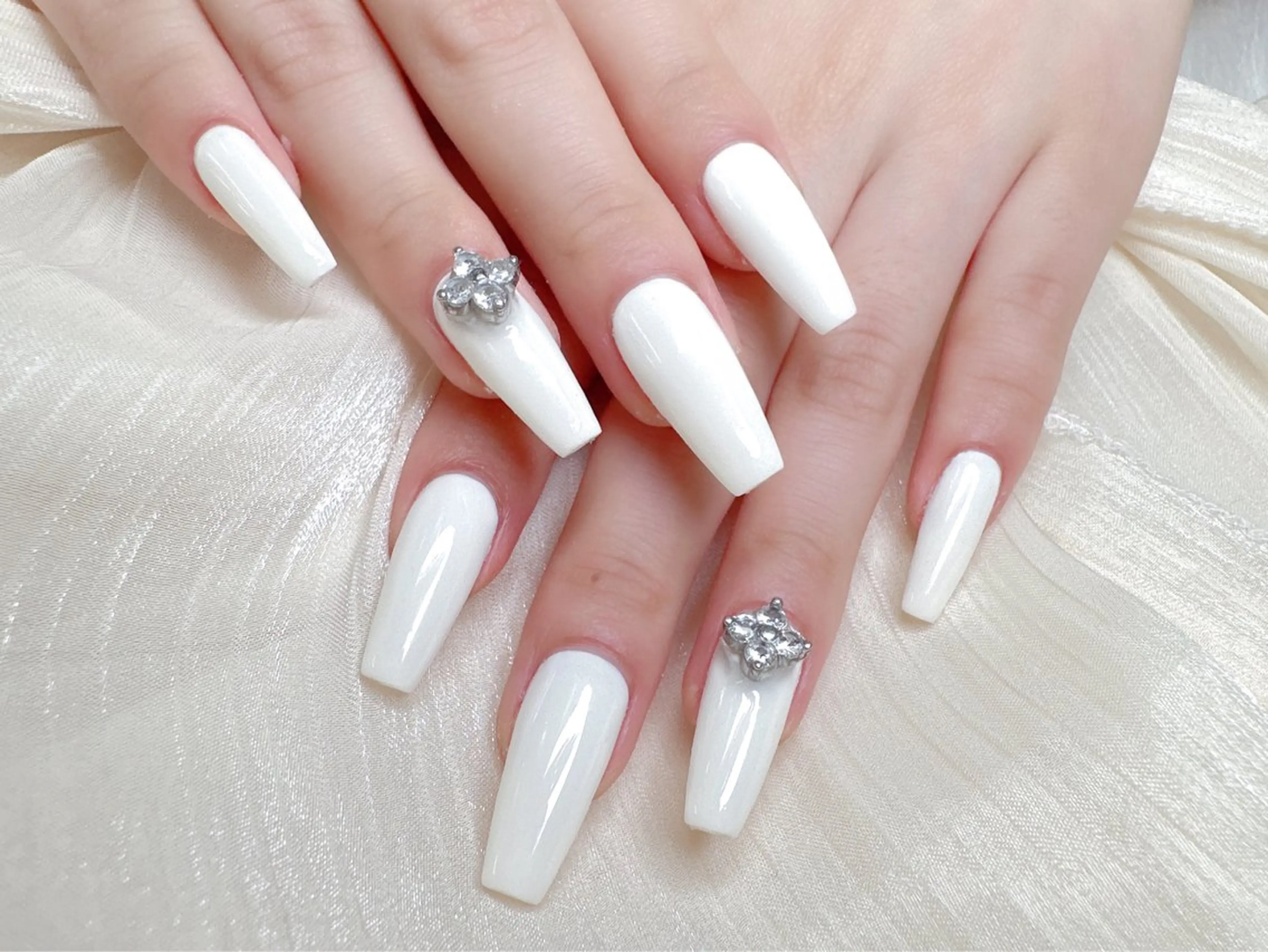 限定🎀【ハンド】10本チップワンカラー/フラッシュネイル/パーツ2個付きの写真