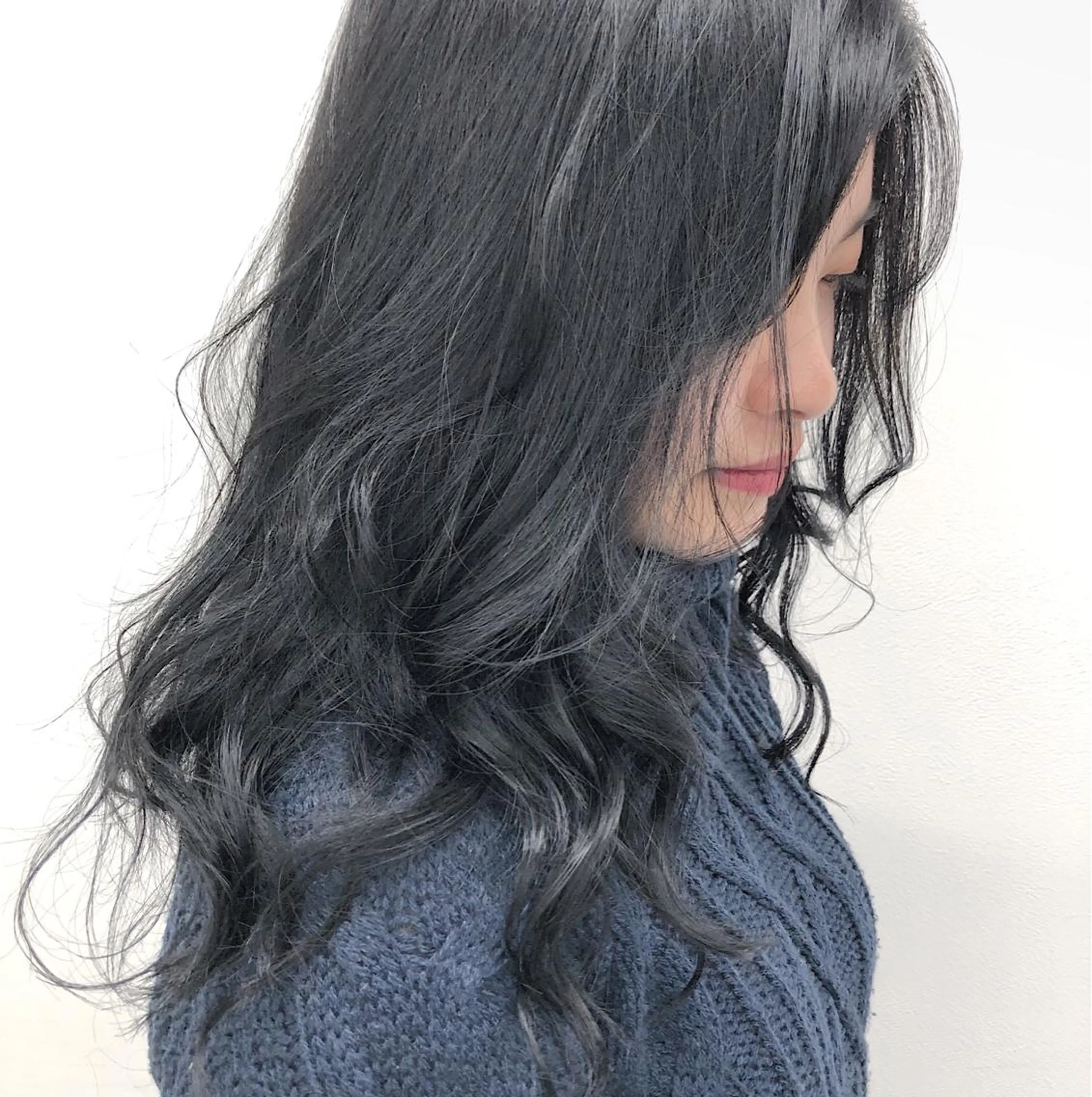 ミディアム カラー アッシュ ブルーカラー ブルーアッシュ 柔らかbeige モトキのヘアスタイル