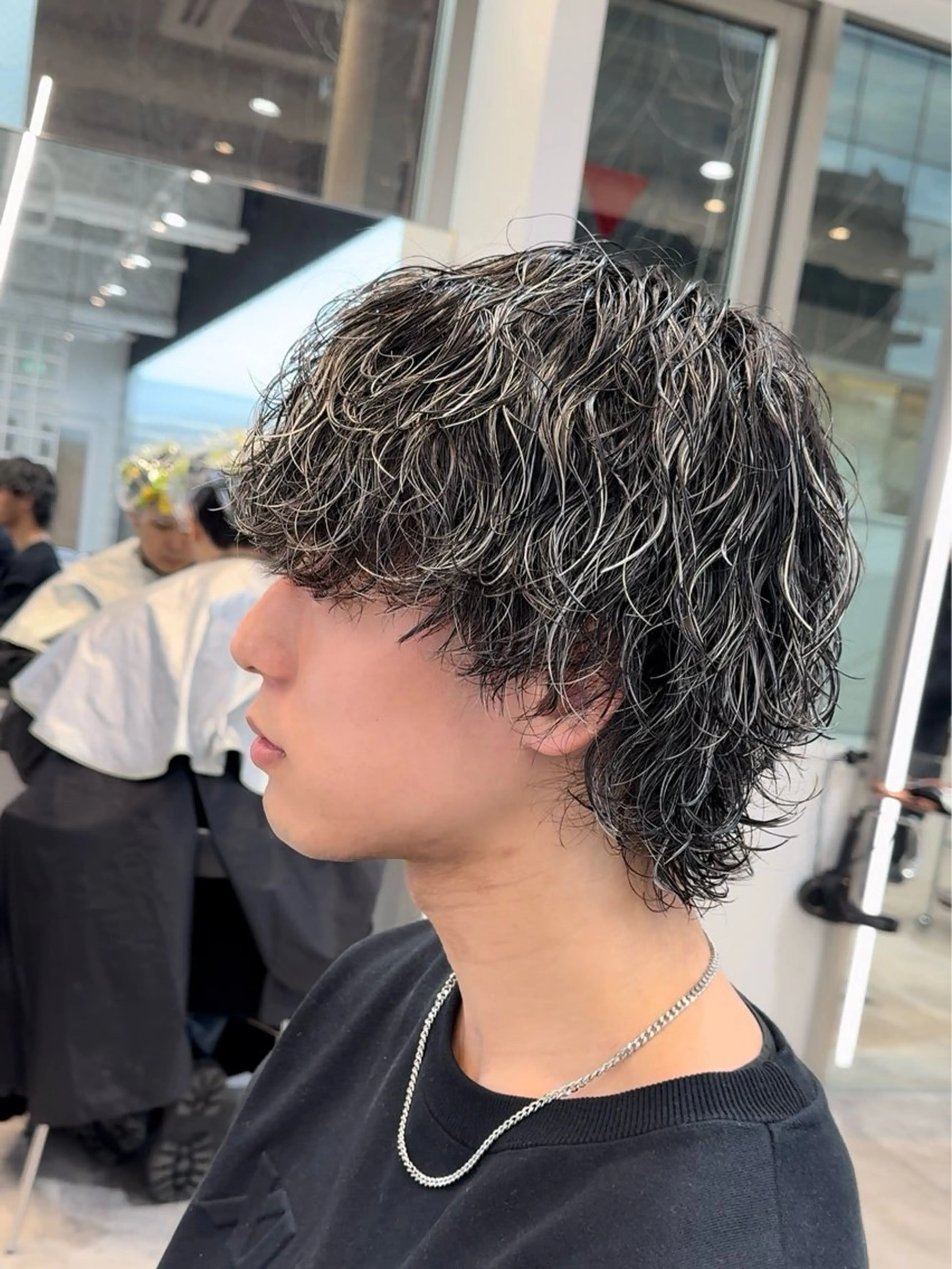 ミディアム カラー パーマ メンズ ミディアムパーマ メンズハイライト メンズパーマ ハイライトカラー ハイライト カット ヘアカラー パーマ fifth park 六反穂 龍介のヘアスタイル