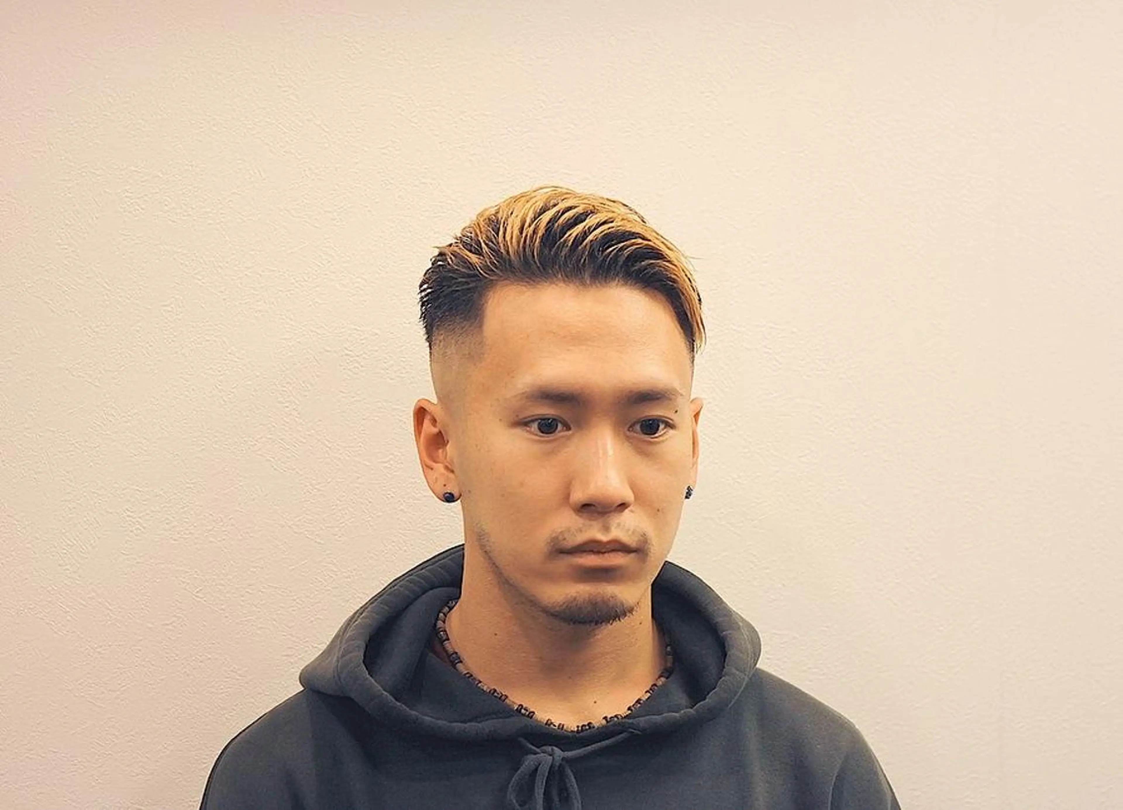 ショート カラー メンズ メンズブリーチ フェードカット メンズハイライト ブリーチ ハイライトカラー 前田賢生 ご新規様はNGのヘアスタイル