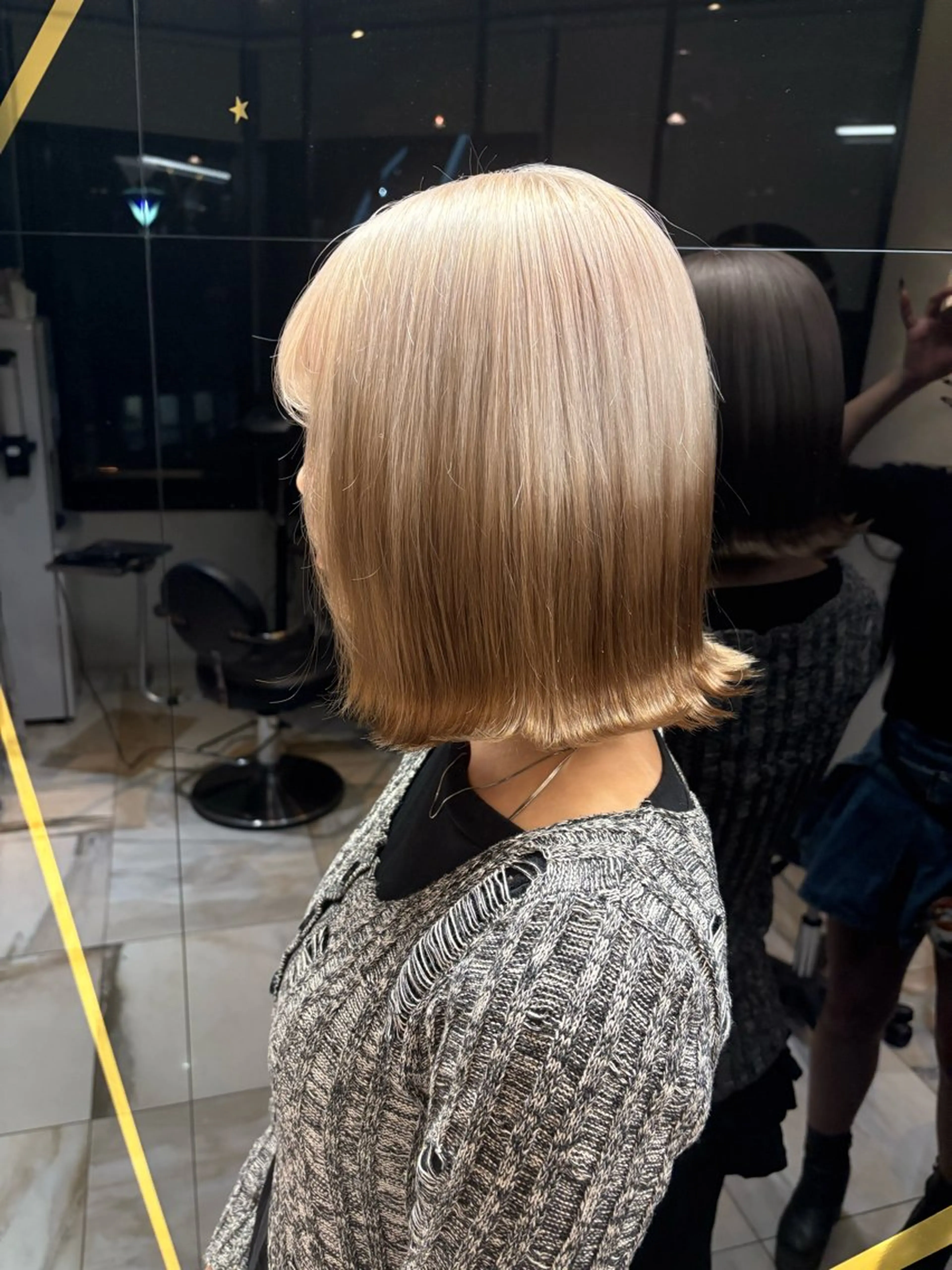 ミディアム カラー ベージュカラー ブリーチ ミルクティーベージュ ヘアカラー 大阪 梅田/ ハイトーン/エクステのヘアスタイル