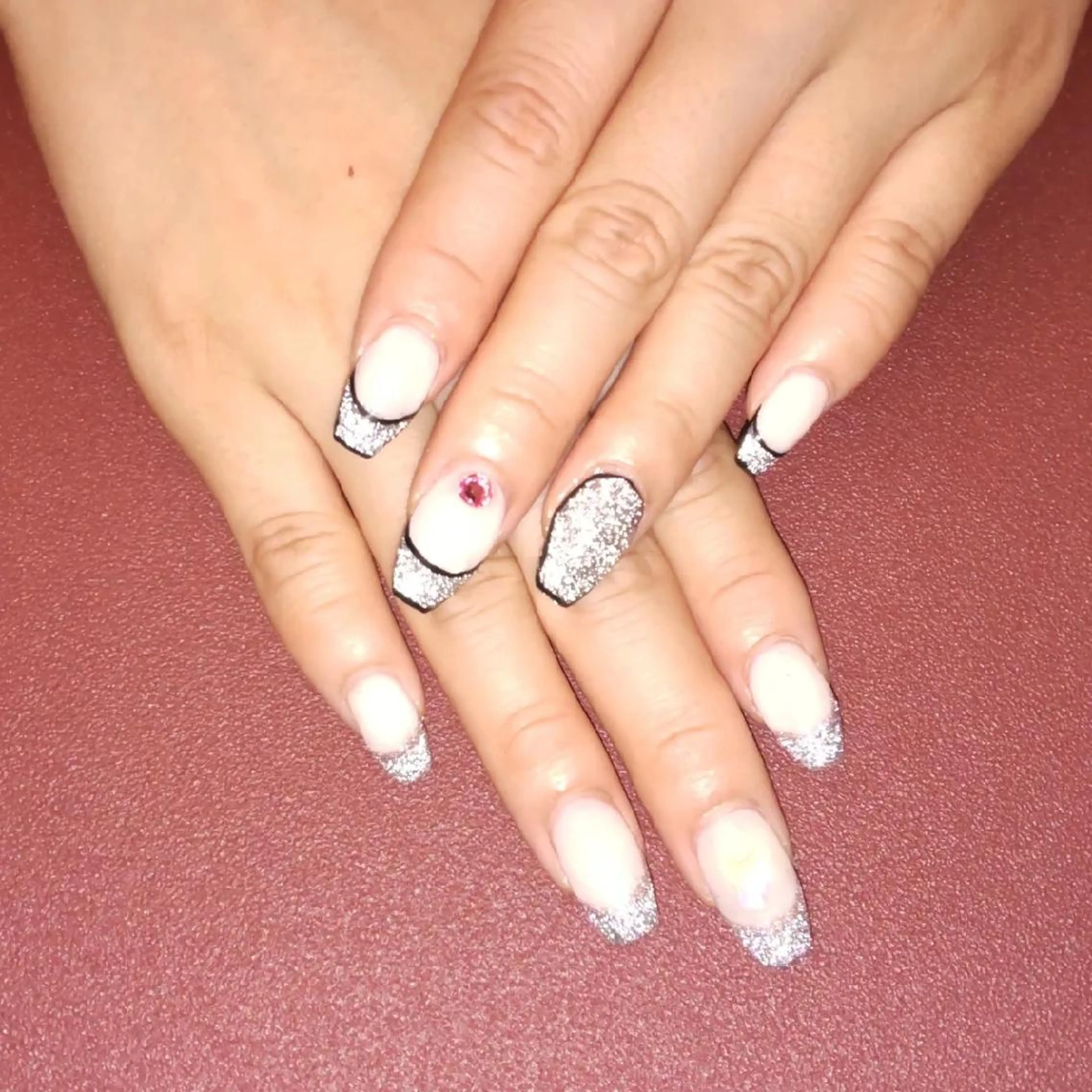 ミディアム ネイル 長さ出し フラッシュネイル フレンチネイル ジェルネイル キラキラネイル T&A nailのネイルデザイン