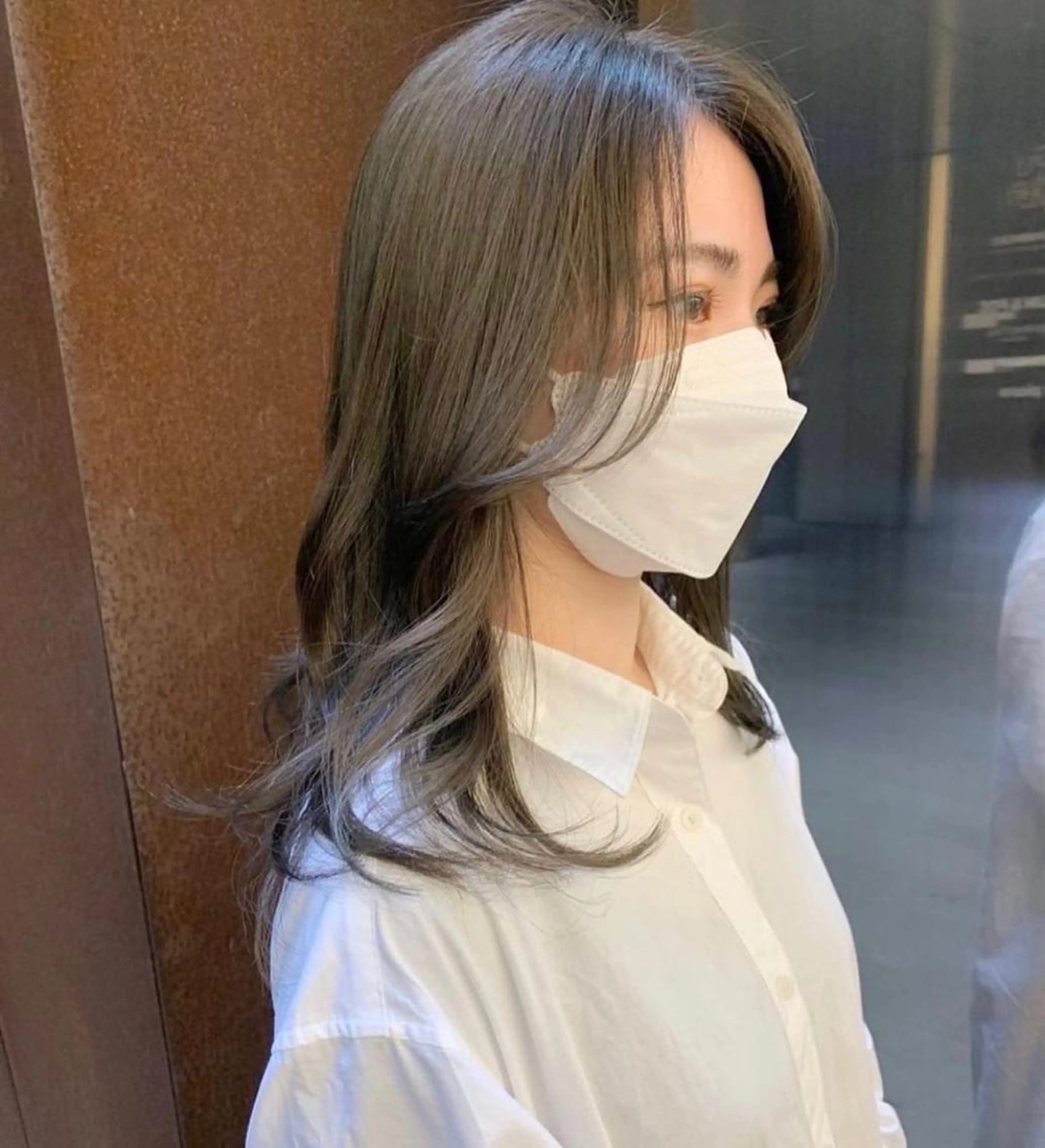 セミロング カラー オチ ハナのヘアスタイル