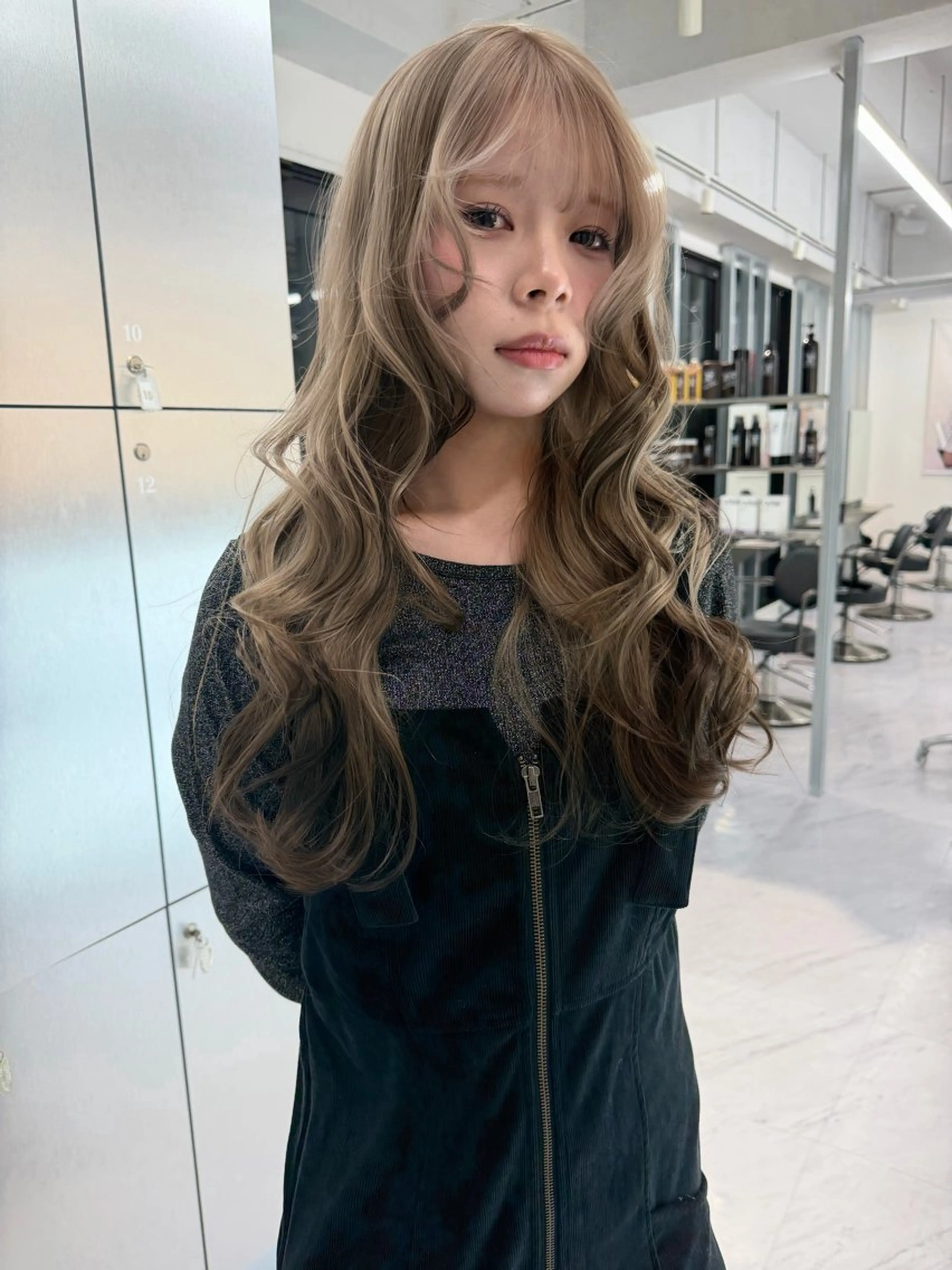 ロング カラー ベージュカラー ブリーチ ケアブリーチ デザインカラー ダブルカラー カット ヘアカラー トリートメント TATSUブリーチ/ ミルクティーベージュのヘアスタイル