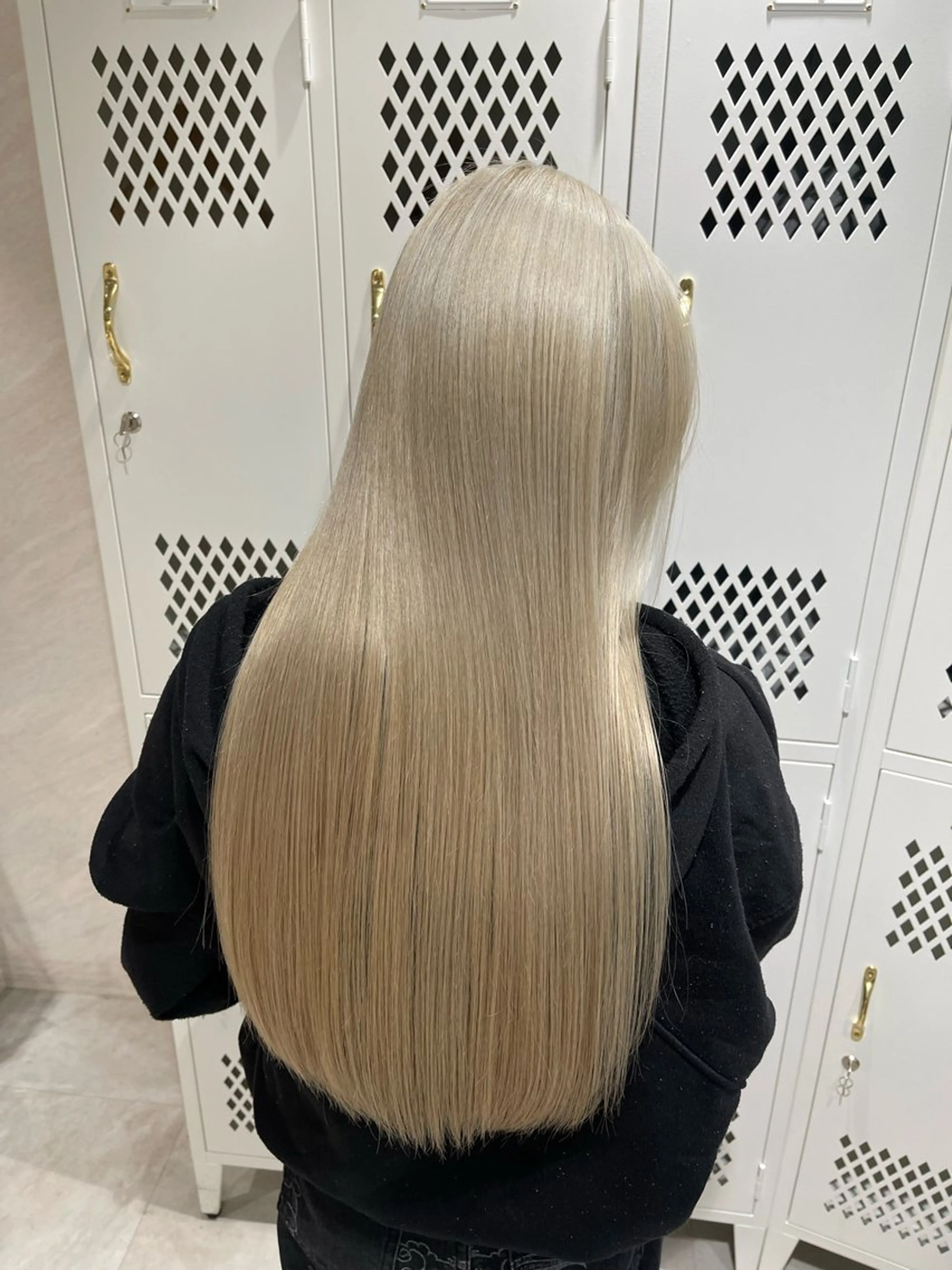 ロング カラー ブリーチ ブロンド ホワイトブロンド ロング ヘアカラー トリートメント ヘアセット 🩵ボブ/レイヤー /髪質改善🩵のヘアスタイル