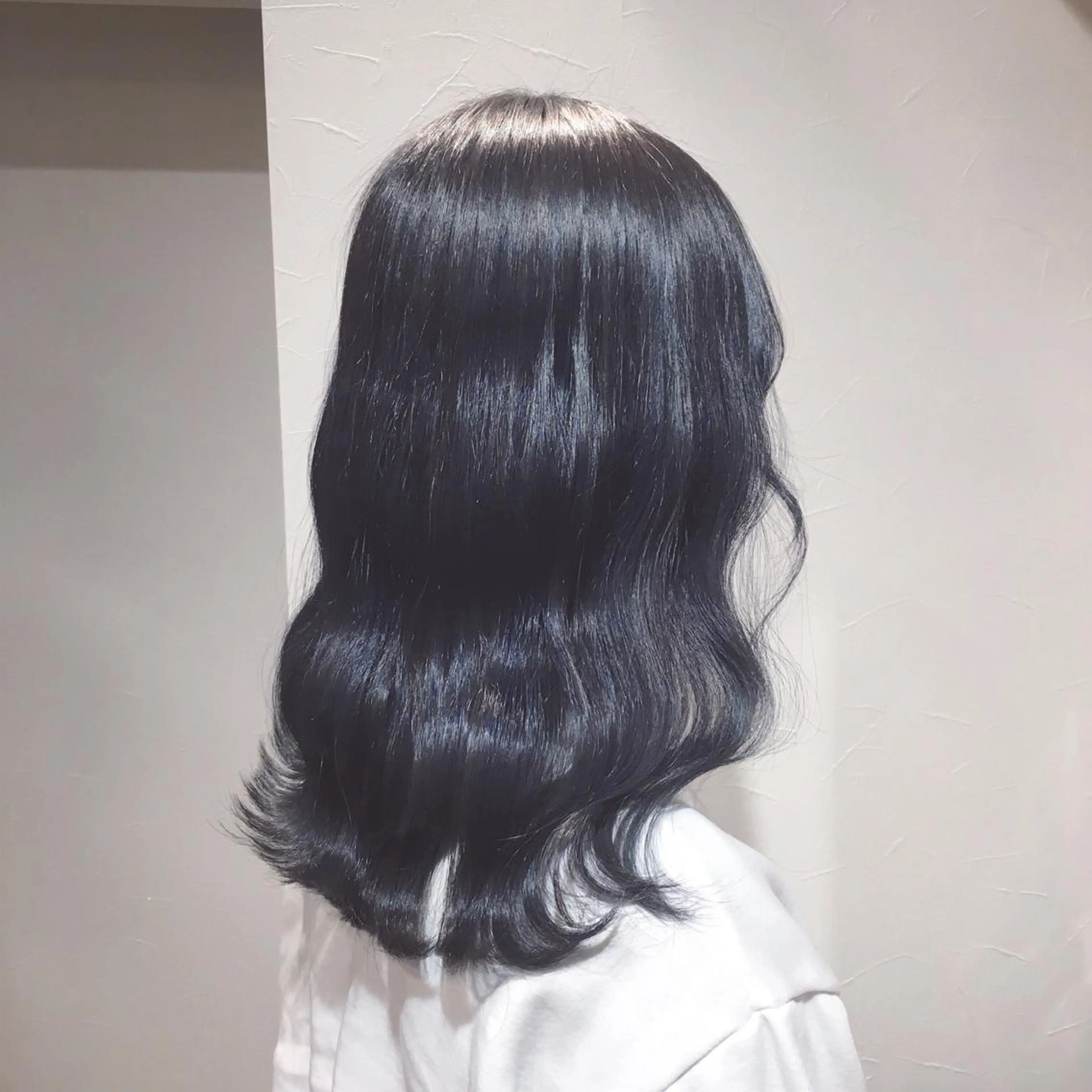 セミロング カラー ヘアアレンジ ブリーチ ネイビーカラー 柔らか垢抜けｶﾗｰと ｶｯﾄ🫧ASUKAのヘアスタイル