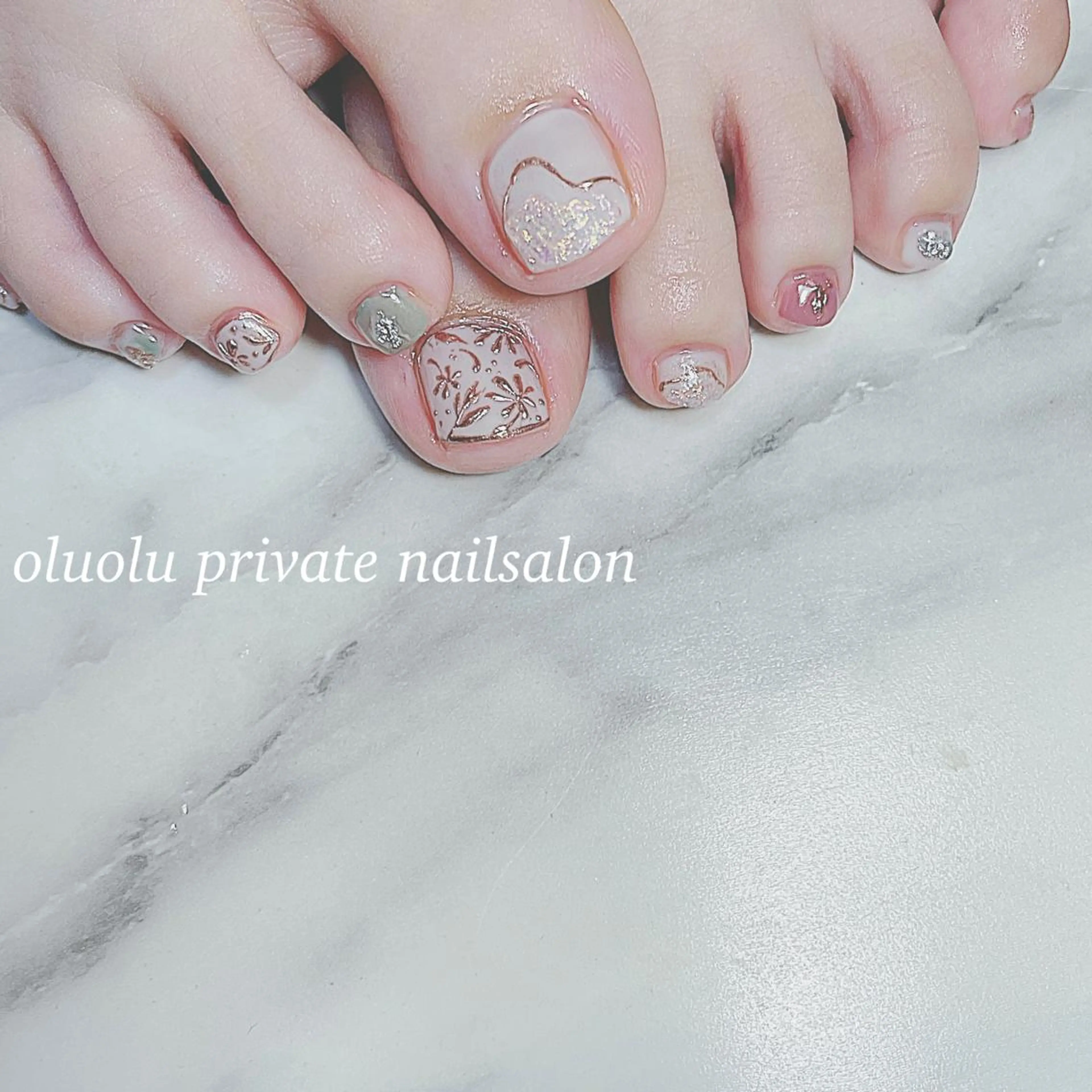 ネイル アートネイル フラワーネイル フットネイル キラキラネイル ミラーネイル フットネイル 大村 紬華のネイルデザイン