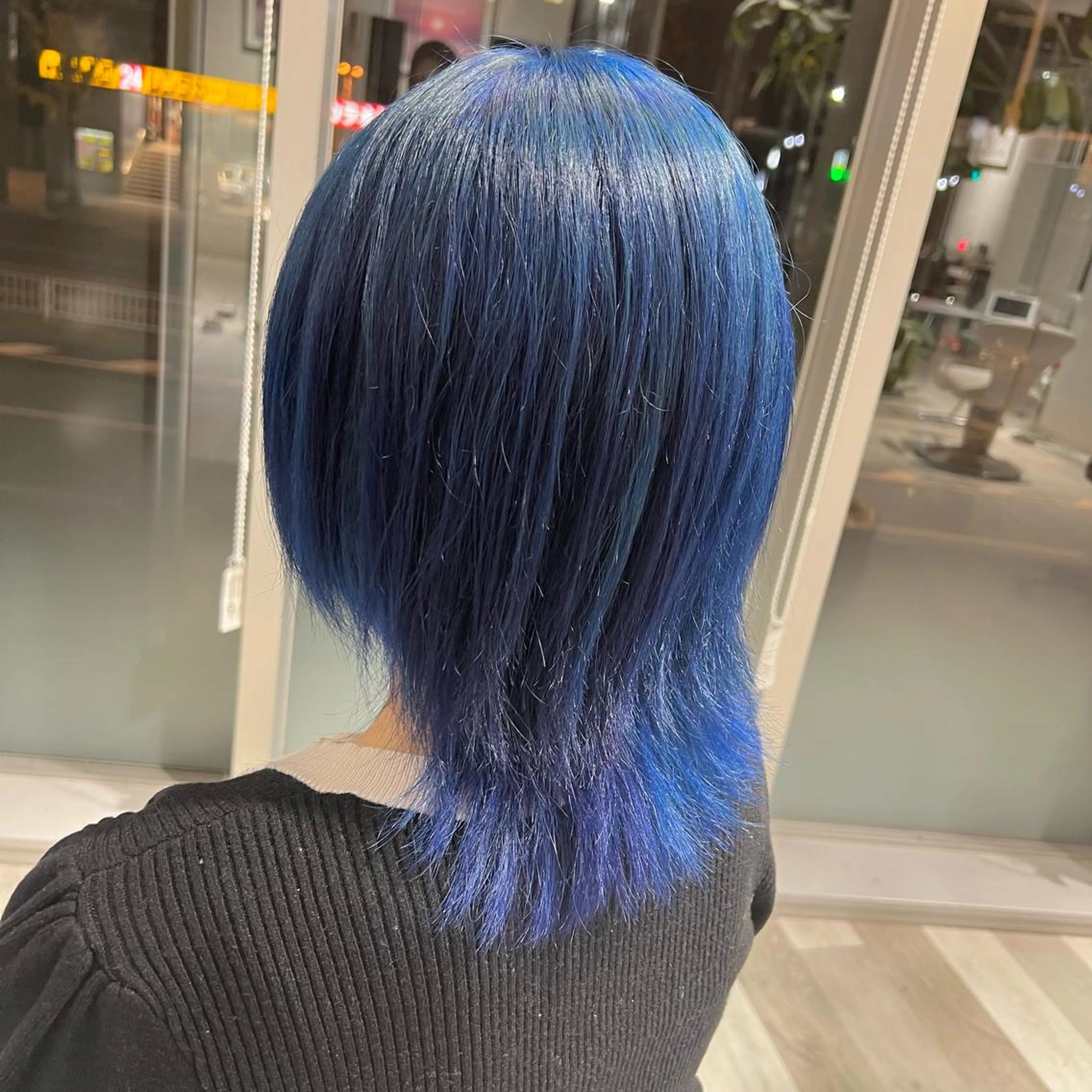 ミディアム カラー ブルーカラー ウルフカット ヘアカラー トリートメント stylist 🐶内藤 成香のヘアスタイル