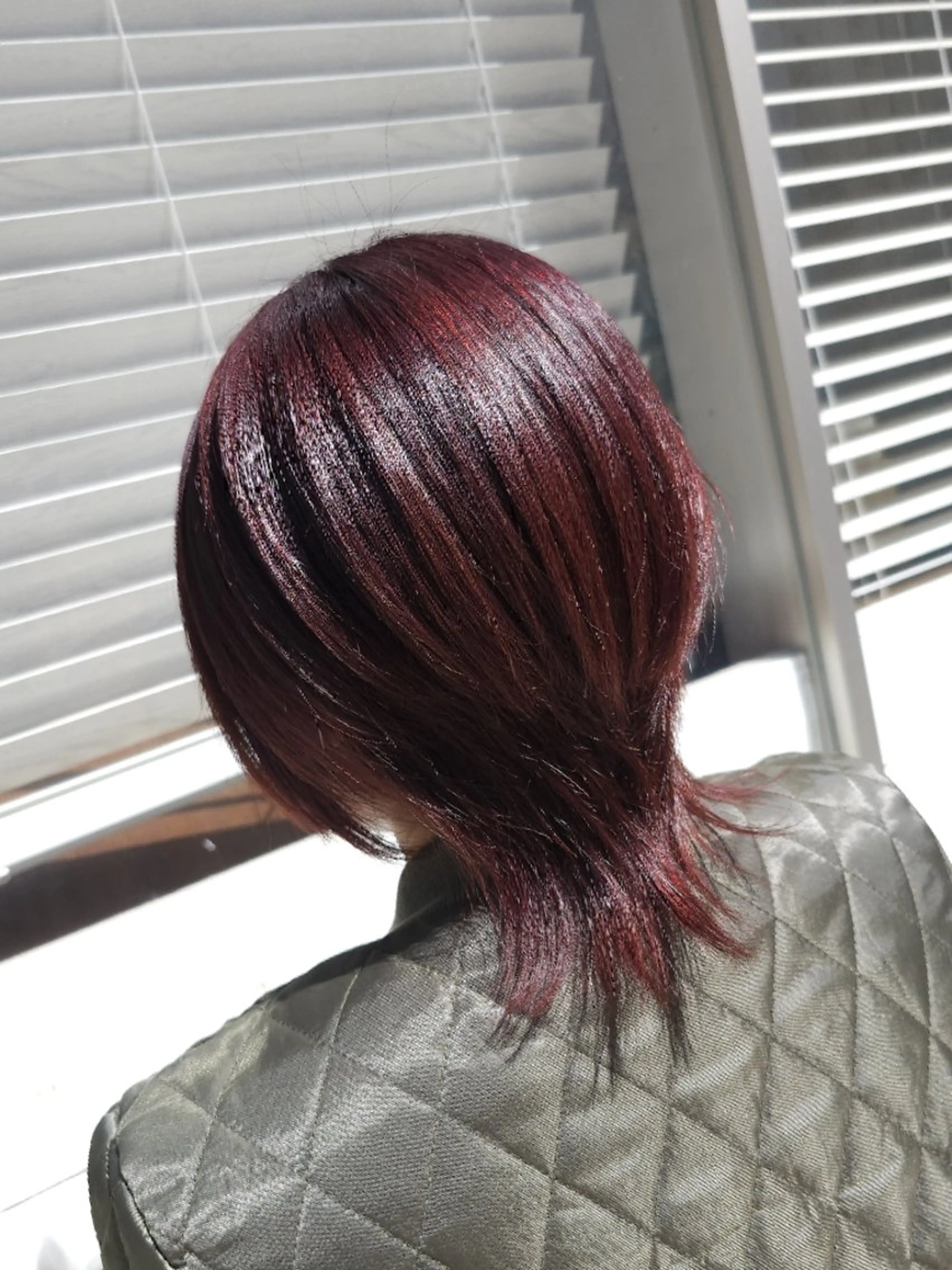 カラー ミディアム ボルドーカラー ピンクカラー ウルフカット フジタミキ ✨メテオ TR、ヘッドスパのヘアスタイル